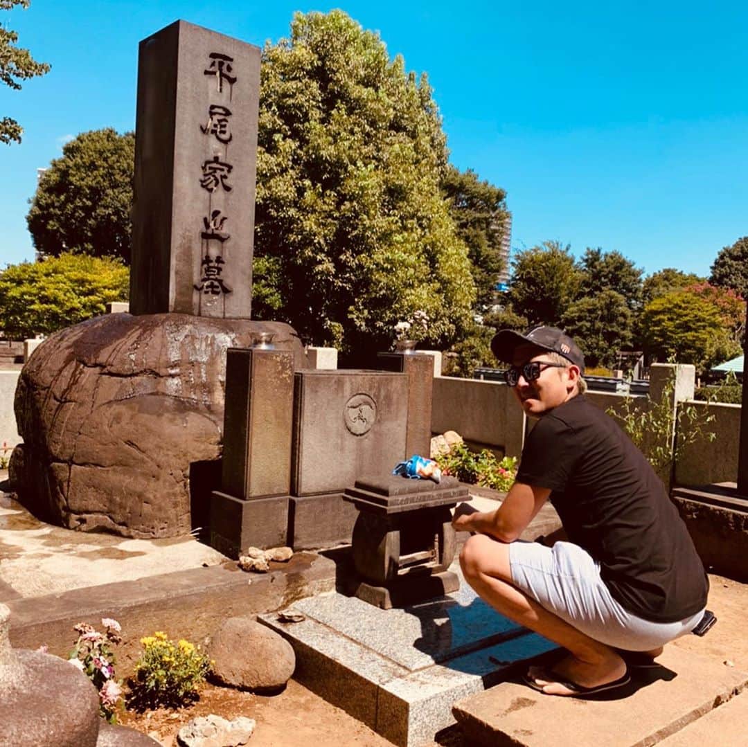 平尾勇気のインスタグラム：「#お墓参り🙏  #平尾昌晃 #谷のおばちゃん  愛する子供達を連れて、2日間、 父、平尾昌晃、そして僕の育ての母、谷のおばちゃんのお墓参りに行ってきました。  子供達がお爺ちゃんとおばちゃんに、笑顔で話しかけている姿を見て、涙がこみ上げてきました😂  親父、僕を産んでくれて 本当にありがとう！  まだまだ未熟者な僕だけど、 平尾昌晃の息子として、貴方に恥じぬように、これからも生きていきます！  いつまでも、貴方のように、 音楽、芸能の道を通して、人々に元気や勇気、そして感動を届けて参ります！  谷のおばちゃん、15年間、僕を育ててくれて、本当にありがとう😊  貴方達の愛は、毎日心の中に、 ずっと輝き続けています✨  感謝を込めて！  息子より。  #父のお墓参り #育ての母のお墓参り #子供達と一緒に #2日間お墓参り🙏 #偉大な父 #偉大な母 #貴方達の愛を #ずっと忘れません #まだまだ未熟者ですが #一生懸命生きていきます #愛する平尾昌晃 #愛する谷のおばちゃん #安らかにお眠りください  #RIP #rip #また逢いにいきます #息子 #平尾勇気」