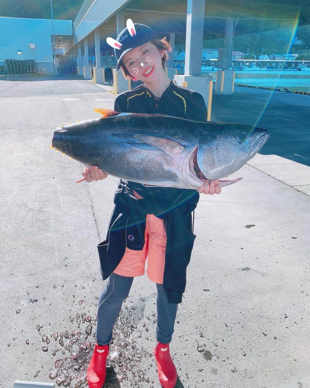 里美ゆりあのインスタグラム：「あのね、あのね、私が釣ったんじゃないの。 人の抱っこさせてもらったの。  #クロマグロ #リベンジ #頂き物 #北海道 #札幌 #小樽 #ナブラ #キャスティング #釣り #つり丸 #出たい #釣り人」