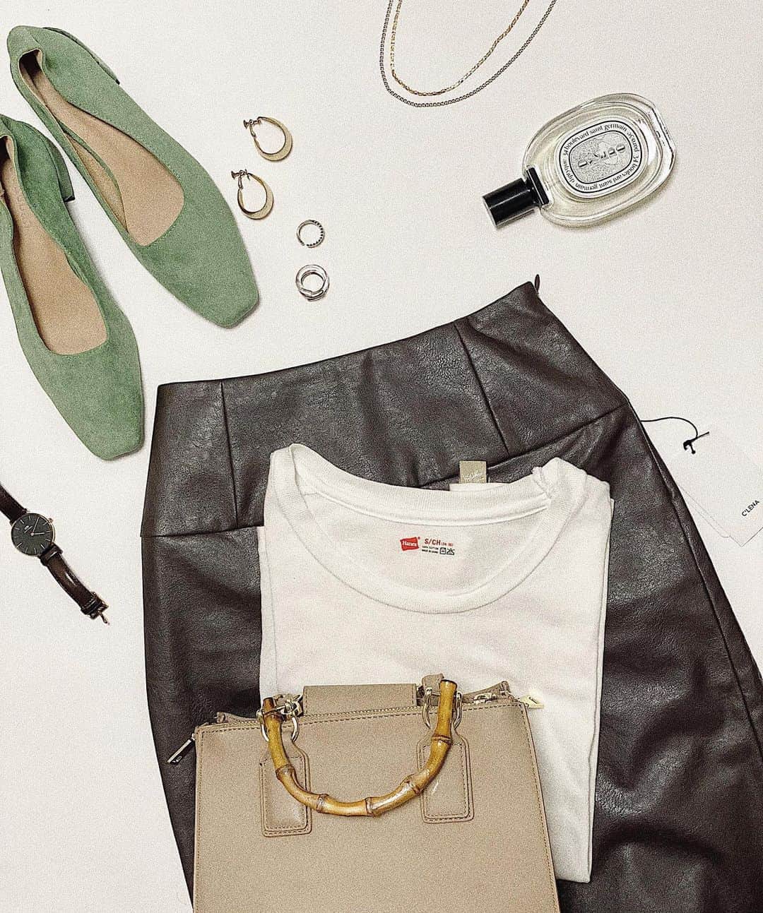 のインスタグラム：「👡💫 . . 9月になった瞬間涼しい😳🤨 どゆこと〜🤔 まあでも秋服がんがん届くので どんどん着ていかないと… 身体はひとつしかないので😂💦 お洋服タグ付けしました☡✍︎ . . . .  #RURU #ootd #パンプス #透け感カラー  #グリーン #ミントグリーン #韓国ファッション  #大人カジュアル #ワントーンコーデ #今日の服 #プチプラファッション #ファッション部  #clenaコーデ #clena#clenaアンバサダー #カジュアルコーデ #動画#置き画#置き画くら部  #コーディネート#レザーアイテム#wear#coordinate」