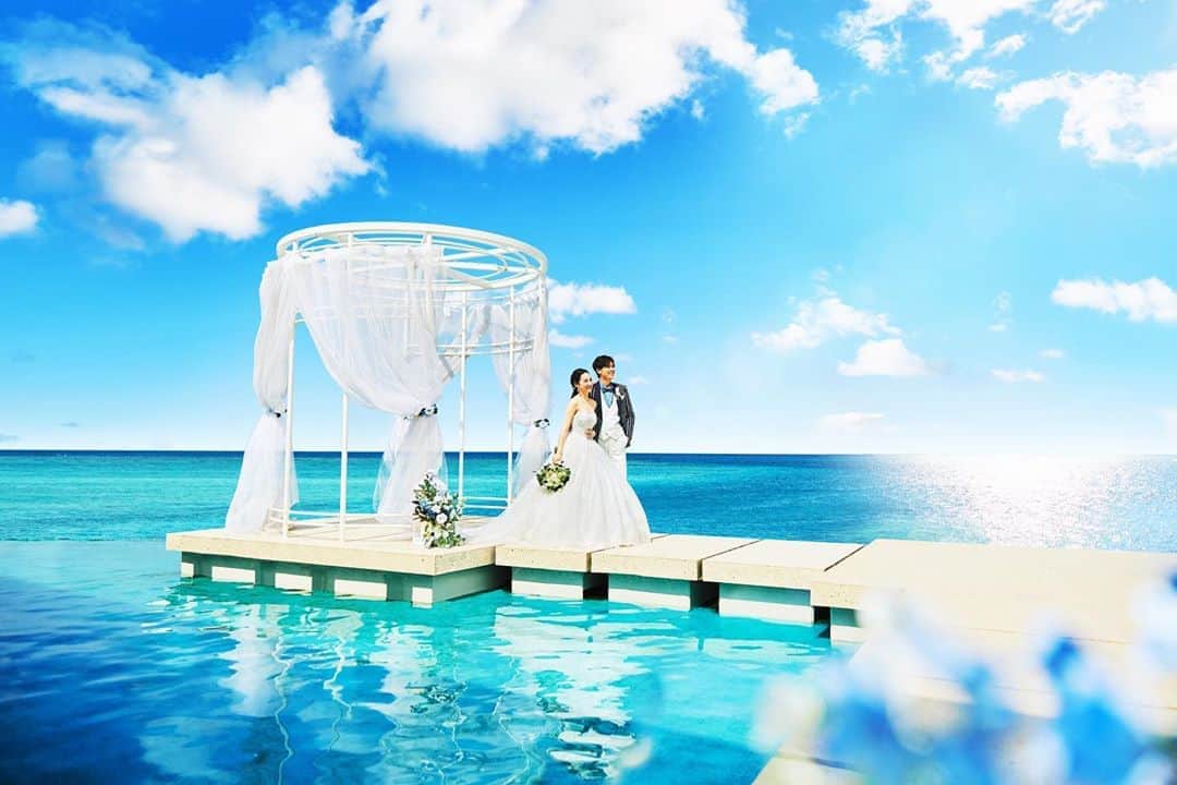 家族挙式さんのインスタグラム写真 - (家族挙式Instagram)「.﻿ 少人数の家族挙式だからこだわりたい！﻿ やっぱりリゾートで結婚式！﻿ ﻿ 海外になかなか行けない今だから﻿ 日本の良さを改めて知る﻿ 沖縄リゾート婚﻿ 家族となるお二人だけで特別な日を♡﻿ ﻿ 会場：#アートグレイスオーシャンフロントガーデンチャペル沖縄  -------------------﻿ ﻿ 【2020年10月末まで！】﻿ ﻿ \年内実施の会食•披露宴プランお申し込みで/﻿ ✳︎挙式スナップ写真 60カットプレゼント✳︎﻿ ﻿ ▽詳しくはTOPのリンクから❁﻿ >>> @kazoku_wedding﻿ ﻿ -----------------------﻿ .﻿ ❁テレビCM放映中 ▹▸ ”家族挙式ベスト”なら﻿ 【挙式・衣裳・美容・写真】が含まれたプランが99,000円〜叶います＊﻿ ▽予約はTOPのリンクから❁﻿ >>> @kazoku_wedding﻿ -------------------﻿ #家族挙式 #ベストアニバーサリー﻿ #家族 #Family #家族婚﻿ #bestanniversary #少人数婚﻿ #ウェディング #結婚式準備﻿ #結婚式 #フォトウェディング﻿ #プレ花嫁 #卒花﻿ #日本中のプレ花嫁さんと繋がりたい﻿ #花嫁 #卒花嫁 #国内挙式﻿ #weddingdress #ウェディングドレス﻿ #プラコレ #Dressy花嫁﻿ #2020秋婚 #2021春婚﻿ #2021夏婚 #2020冬婚﻿ #沖縄婚﻿ #沖縄ウェディング﻿ #リゾート婚沖縄」9月1日 19時44分 - kazoku_wedding