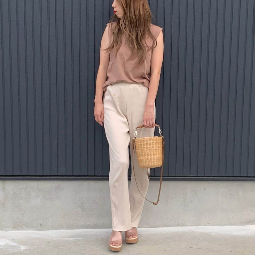 ryuu79hinaのインスタグラム：「全身バージョン🙇‍♀️ ・ ・ この夏はほんとよく履いたリブパンツ🤍 ・ ・ 最近のマイブームは…ツムツム🤗 何年ぶりだろ…アプリすら消してたしw😂 皆のレベルにビビりながらも毎日コツコツやってるよ🤫 ・ ・ ━━━━━━━━━━━━━━━ #ootd#ootd_kob#ロカリ#mineby3mootd#コーデ記録#夏コーデ#GU#ジーユーコーデ#ママコーデ#シンプルコーデ#大人カジュアル#大人スタイル#ファッション#カジュアル#コーデ#ぷちぷらコーデ#プチプラ#プチプラコーデ#코디#옷#패션스타그램#옷스타그램#코디스타그램#gu_for_all」