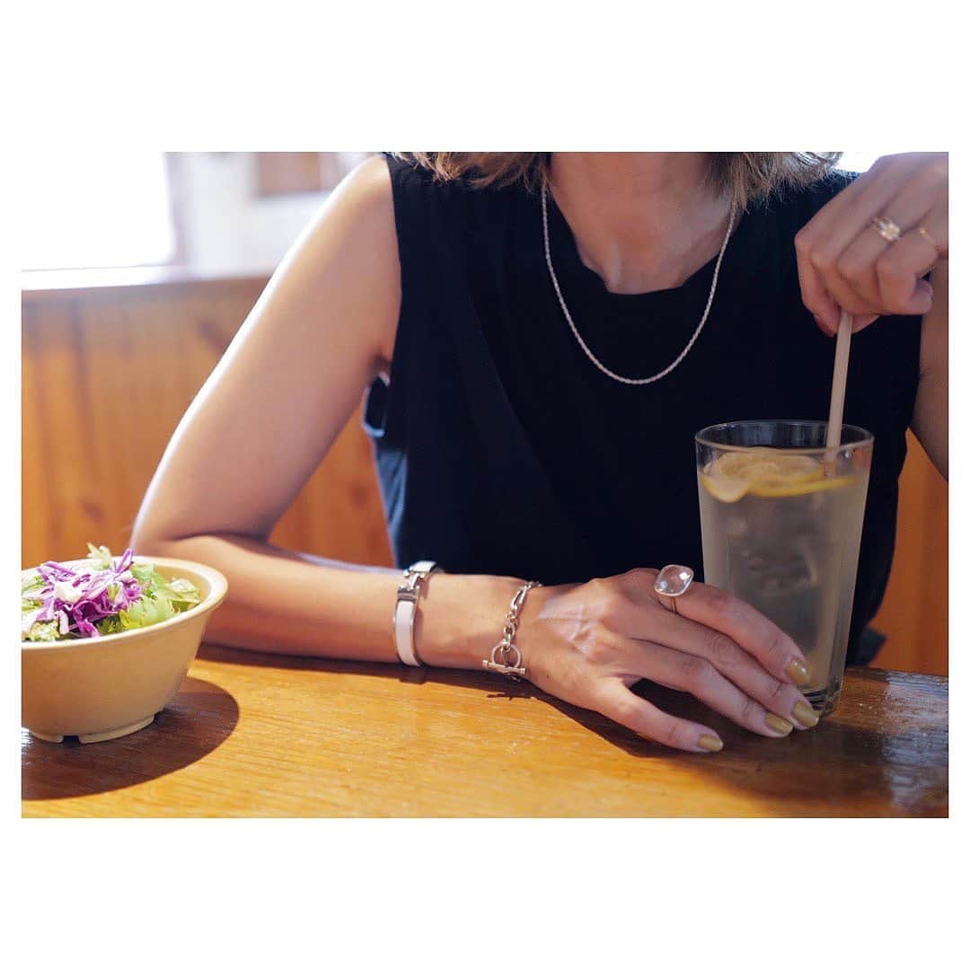 のインスタグラム：「・ シルバーのチェーンネックレスを探してて @xolojewerly_official_jp をnew in❤︎ ・ シルバー925のメキシカンジュエリーは ネイティブアメリカンのよりすっきりして今の気分だった。 ネックレスなんかはユニセックスで使えるやつ◡̈ ・ しかも1万以下だから ブレスも付けちゃったよね🙌🏻 ・ ・ 久々行った @tasyard のカレーが美味しかった！ 今度はtakeoutのルーも狙いたい😏 ・ ・ #xolojewelry #silver #made inMexico #accessory #アクセサリー #シルバーアクセサリー #beams  #マスク取ったらスッピンすぎて顔はカットw」