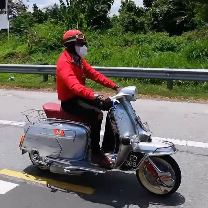 Wak Doyokのインスタグラム：「Lokman nak ambik nora dekat rumah pak maun. Nak ajak jalan-jalan naik scooter gi romen-romen dekat likegardens sana.. 😎 #Lambretta #TakPanaske #AkuYangPakaikoYangPanas #KodahKenapa #WdCigar #MegWak #WakDoyok #LegasiWakDoyok #WDLifeStyle #WakDoyokFC #BeardedGentlemen #Sedagher #MensWear #Fashion #MensFashionReview #StreetFashion #Dapper #Ootd #Style #MensFashionPost #TheMenClub #MenWithClass #Details #Sartorialist #Pittiuomo #Class #British #Usa」