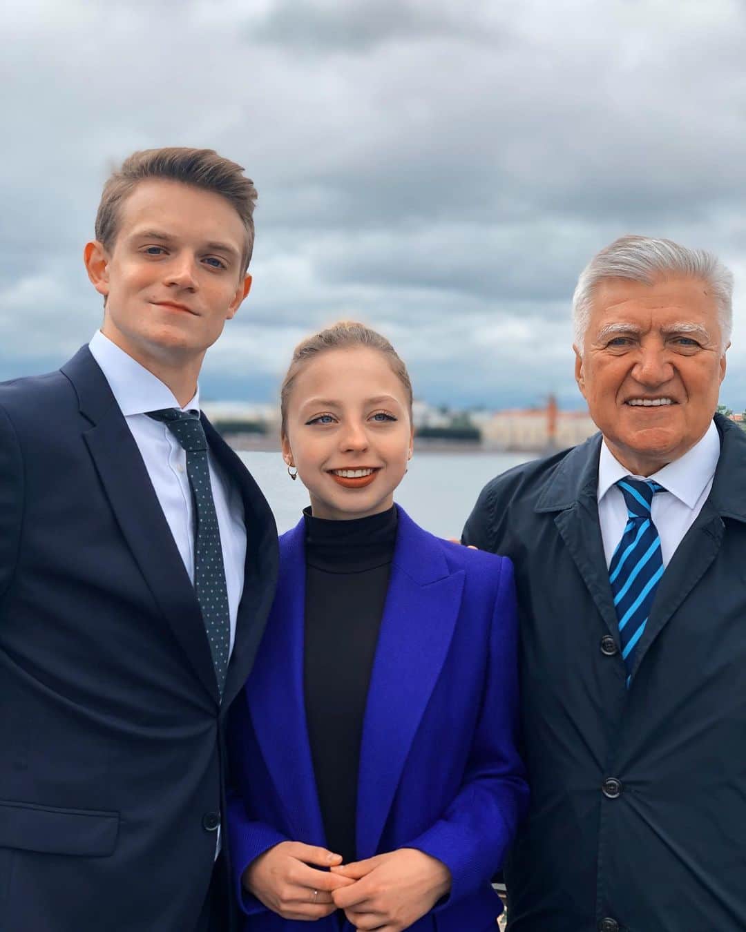 のインスタグラム：「Всех людей, начинающих свой путь к знаниям, с Праздником📚   Пусть ваша дорога к жизненной цели будет полна открытий и приятных впечатлений🦅  Хочу выразить благодарность своему ВУЗу и Владимиру Александровичу Шамахову за оказанную честь и доверие произвести памятный выстрел из орудия с Нарышкина бастиона🔥🔥🔥 Этот момент я запомню на долгое время🦉」