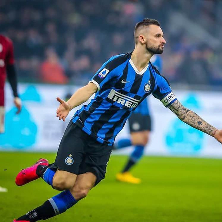 マルセロ・ブロゾビッチのインスタグラム：「Caro popolo nerazzurro, per il grande rispetto che ho nei confronti di questa maglia, non ho mai replicato a tutte le cose che sono state scritte nei miei confronti in queste ultime settimane e non lo farò neanche ora. Posso solo dire che ho sempre dato tutto me stesso per questa maglia e per questa città dove mi sento veramente a casa. Credo di aver regalato anche alcune emozioni, come quando abbiamo condiviso le gioie nel derby. Amo questa maglia, amo Milano e non vedo l’ora di potermi battere ancora per lungo tempo in nerazzurro. Forza @inter !!! ⚫️🔵」