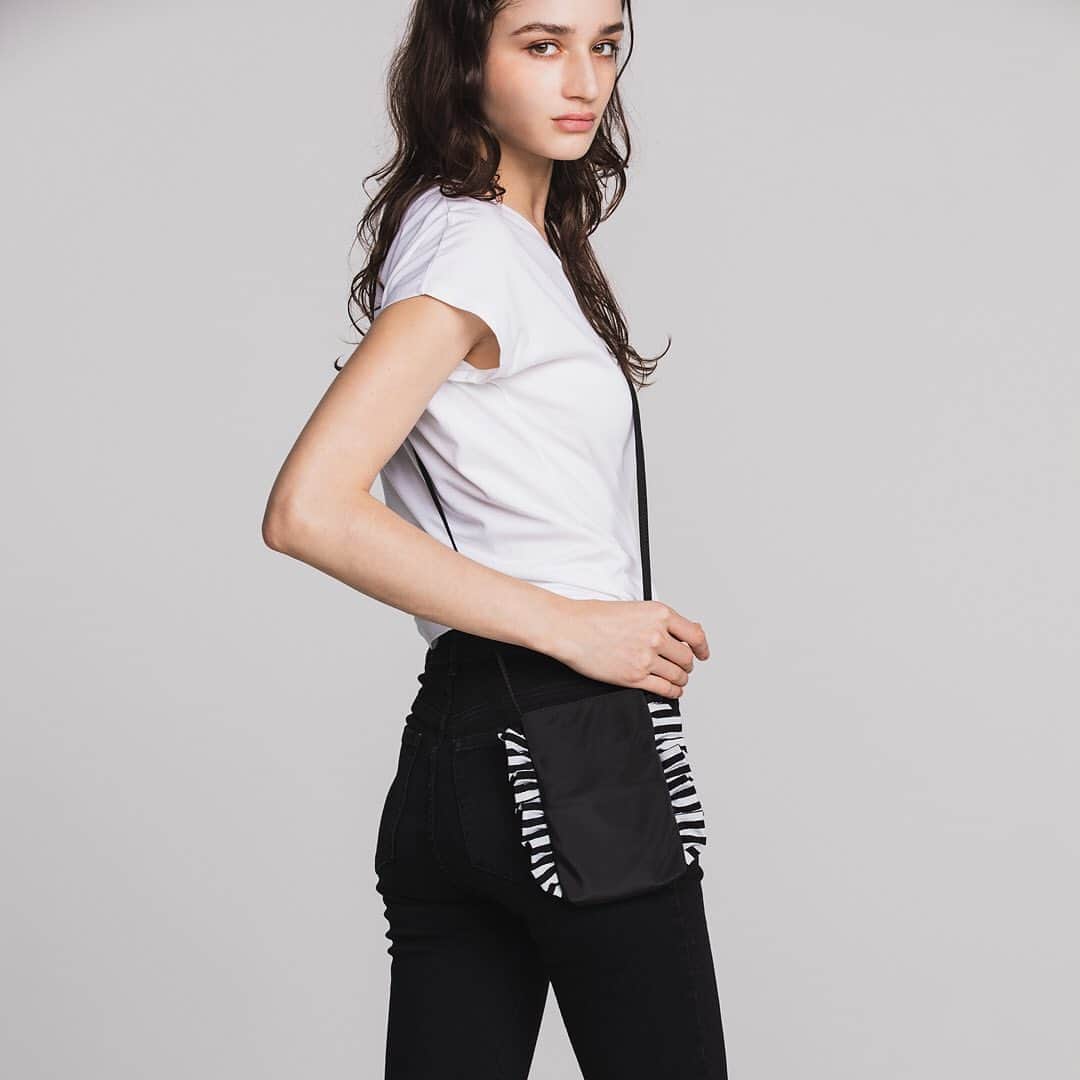 BORDERS at BALCONYのインスタグラム：「大好評発売中のCITY POLYシリーズ、⁠⠀ 予約販売となっていたPHONE POCHETTEが通常販売開始となりました‼︎⁠⠀ ⁠⠀ 長いストラップは斜めがけができるので、ちょっとしたお出かけに便利です。⁠⠀ スマホの他にコインケースやハンカチ、ペンを入れてお仕事中にもお使いいただけます！⁠⠀ ⁠⠀ ⁠⠀ ⁠⠀ PHONE POCHETTE / 12,000yen +tax⁠⠀ ⁠⠀ ⁠⠀ ⁠⠀ ⁠⠀ #bordersatbalcony #ボーダーズアットバルコニー #ボーダーズ #BORDERS #柴田陽子 #yokoshibata⁠⠀ #newcollection  #instagood #musthave #fashionpoast #japanesefashion #newcollections ⁠⠀ #新商品発売 #productlaunch #comingsoon#newproductalert #新商品」