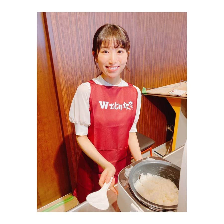 のインスタグラム：「* 歌のない歌謡曲 全国の放送局とPanasonicさんを繋ぎ、 Panasonicさんの炊飯器 「Wおどり炊き」で お米を炊く体験をしました✨  お米の粒がしっかり立っていて ふっくら つやつや とっても美味しかったです💕 炊飯器でこんなに違うんだ〜と感動しました。 お米の銘柄を選んで、炊き上がりのかたさを選んだら、 そのお米の1番美味しい炊き方で炊いてくれます🌾  暫く「Wおどり炊き」を 貸していただけるということなので ご飯と料理の写真もまたアップします😊  用意してくださったエプロンが 母校愛満載に見えて色んな方に 声をかけていただきましたが、 早稲田のエプロンではありませんよ〜(笑)  追記 ダイヤモンド竈釜の220℃スチームです✨ 美味しく炊けます^_^」