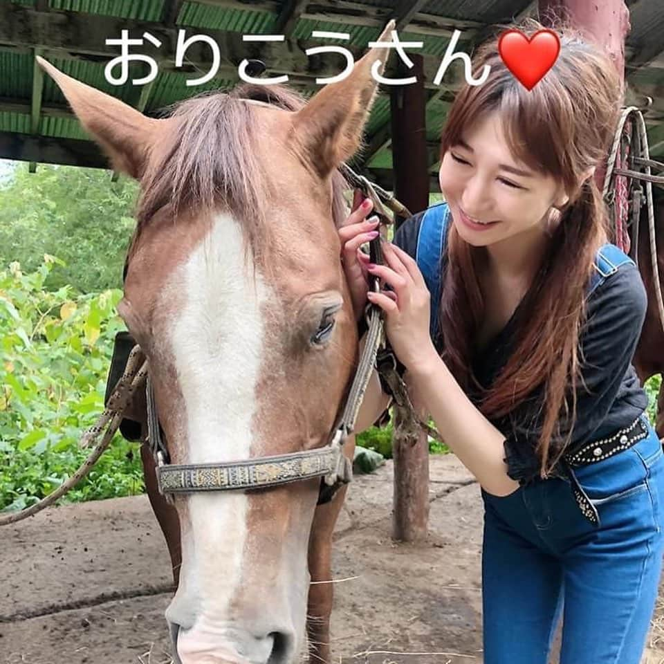 石川蓮美さんのインスタグラム写真 - (石川蓮美Instagram)「今日は家から30分ほどの #春香ホースランチ  さんに 遊びにいって馬に乗ってきました(*´ω｀*) #馬大好き  ほんとに可愛かったぁぁ♡海を眺めながらの大自然をトレッキング♡ オーナー様ありがとうございました！ 馬好きの方や、大自然でトレッキングやってみたい！という方は北海道に来た際にはぜひ一緒に遊びにいきましょう〜！ #北海道最高 #馬 #ハーレー女子 #春香ホースランチ  #かえでちゃん #大自然 #北海道移住  #北海道生活 #最高かよ #リア充  #鉄馬 も好きだけど、#馬が好き」9月1日 20時04分 - hasumin.n819