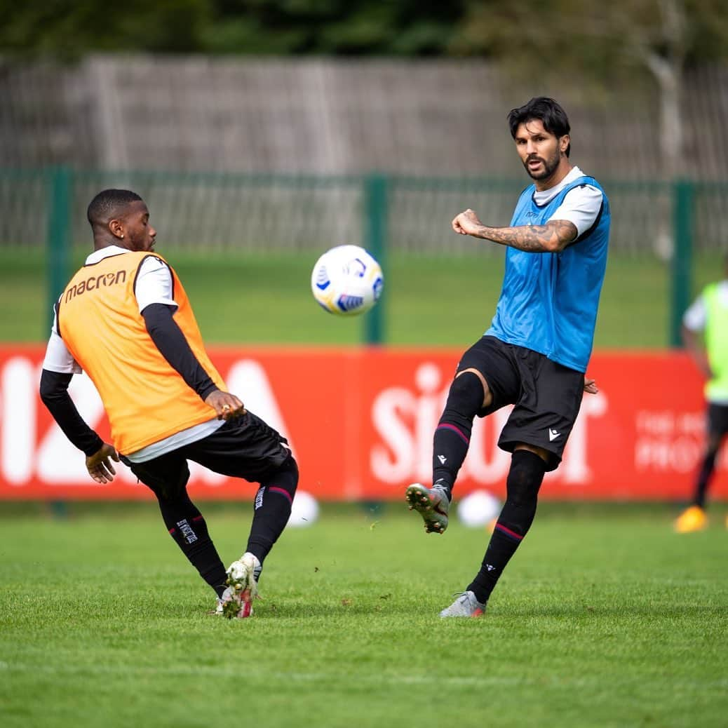 ロベルト・ソリアーノのインスタグラム：「🔴🔵⚽️ #training」