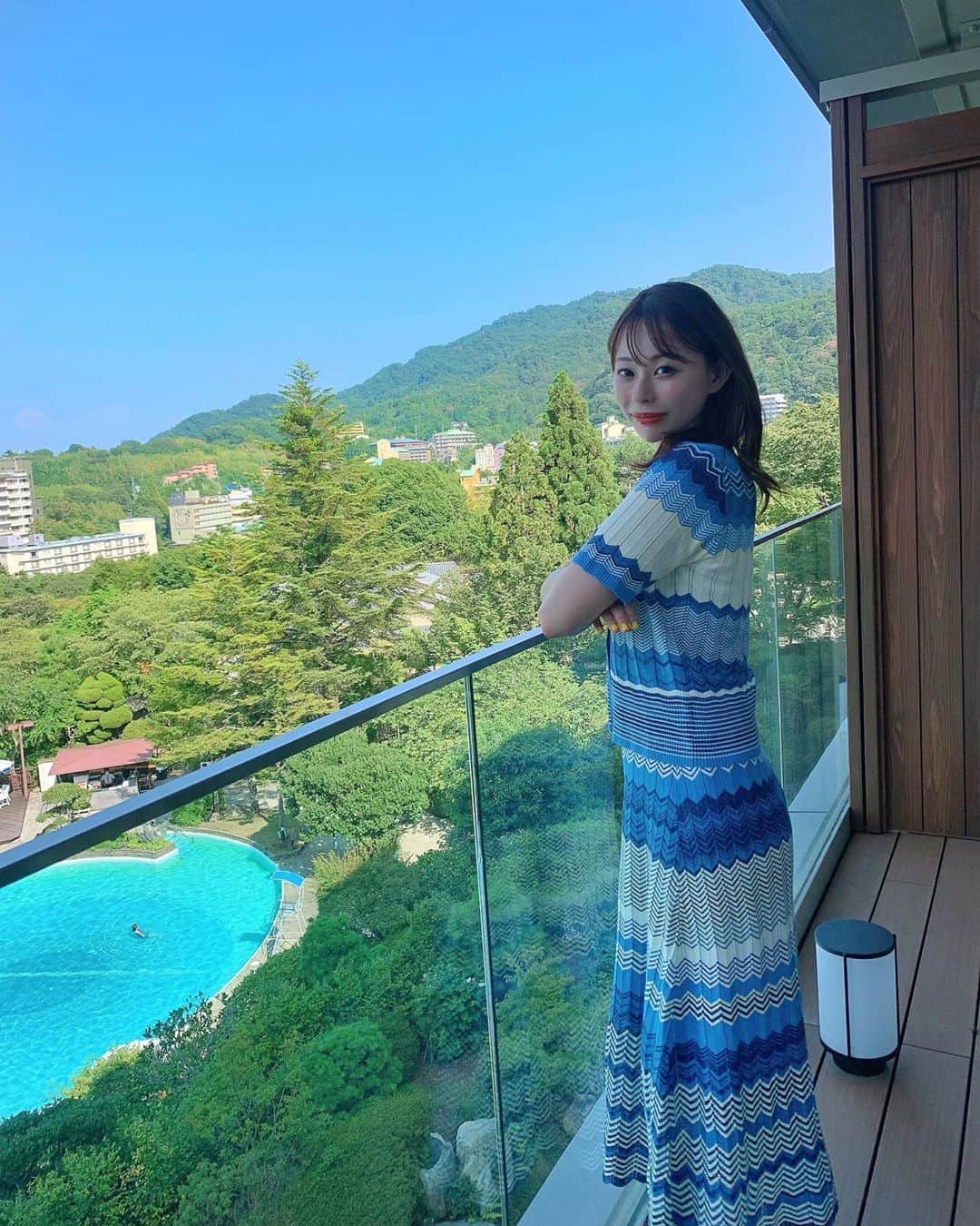 のインスタグラム：「ㅤㅤㅤ ㅤㅤㅤ 有馬グランドホテルさんでの思い出🥰💓 お部屋も最高やし景色も最高やった〜🥺✨  今回は別館に泊まったよ🎶 お部屋を見てるだけでおもてなしの心が 感じられるのが本当に凄い🥺✨✨  ㅤㅤㅤ 充電器差して上に置けてコードの 延長もできる小さなテーブルがあったり ベッドからちょうど見上げて 首が痛くない所に設置されたテレビとか、、 とにかく素晴らしいの連続🥺👏 毎回素敵な発見がある！！！！！  素敵なホテルです❤️❤️ わんちゃん専用のホテルも中にあるよ🐕 マッサージも3店舗あるんやけど、 どの店舗さんもめちゃくちゃ上手で気持ち良い🥺 今回は足つぼマッサージしてもらった！ ほんまに最高でした🥺スッキリー！！！  ㅤㅤㅤ  前の記事でも説明したけど自分で 会席料理を作れるカスタム会席が ほんまに素晴らしいからぜひぜひ カスタム会席で泊まってみてね😙✨  ㅤㅤㅤ #有馬グランドホテル #有馬温泉 #貸切風呂 #おかじ旅行記 #岡島かれん #女子旅 #会席料理 #温泉 #旅館 #ホテル #神戸 #ガーデンプール #銀泉 #金泉 #赤湯 #銀の湯 #金の湯 #水着 #わんちゃんホテル #わんちゃん温泉 #カスタム会席  #旅行好きな人と繋がりたい #旅行好き女子  #温泉好きな人と繋がりたい #温泉すき #arima #ドッグアップヴィラ #有馬女子旅」