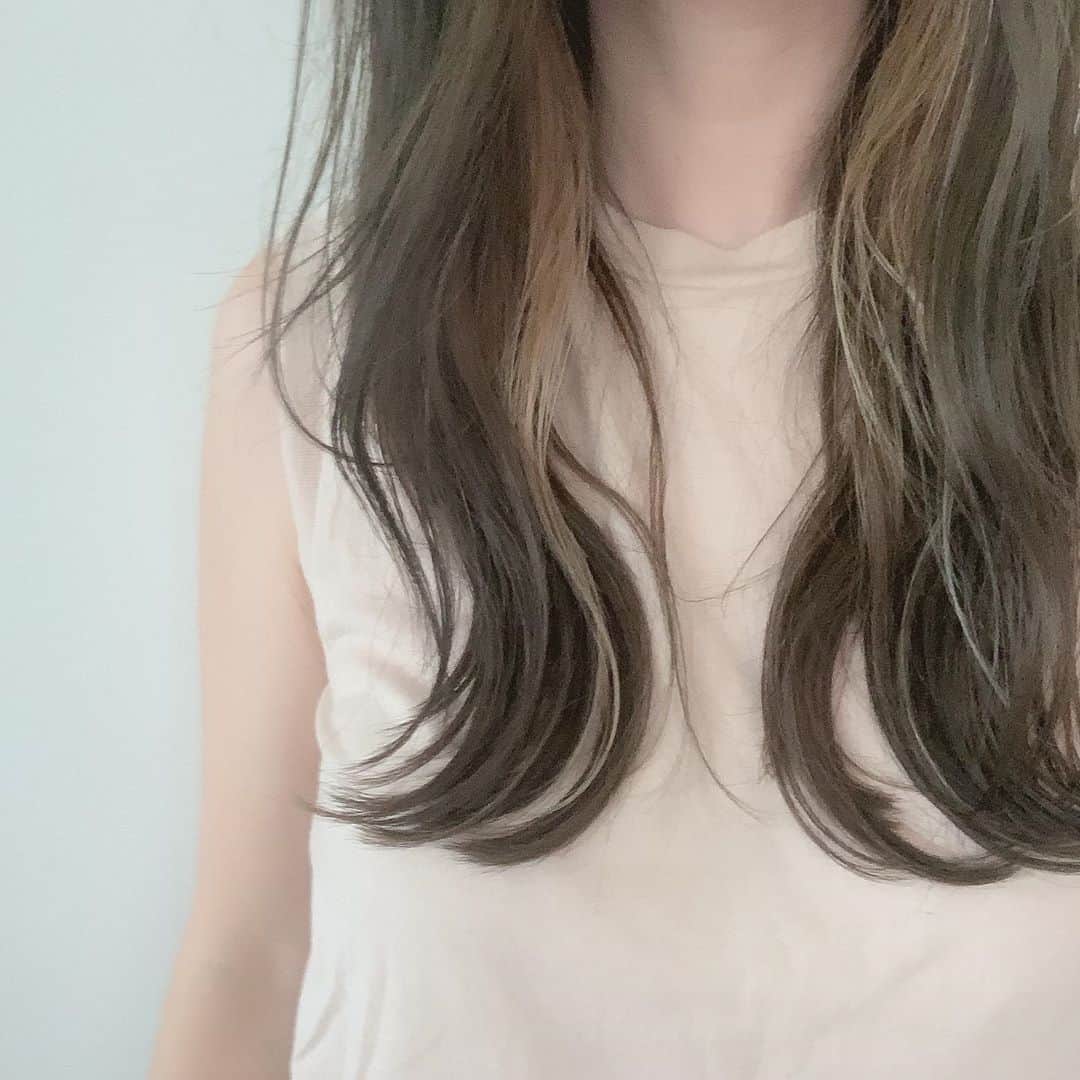 ryuu79hinaのインスタグラム：「hair𓂃𓂂🍃 ・ ・ 久しぶりに、毛先5.6cm✂️ スカスカの枝毛がやばかったからcutしてスッキリ✨ 気分転換にインナーカラーしてみたよ！ #もみあげカラー  まだブリーチしただけだからそのうちカラーをいれるよ👍 全体はアディクシーカラーのエメラルド💚 ・ ・ ━━━━━━━━━━━━━━━ #インナーカラー#ブリーチカラー#カラー#アディクシーカラー#エメラルド#アディクシーカラーエメラルド#ヘアカラー#ミルボン#ロカリ#mineby3mootd#記録#ママ#男の子ママ#シンプル#カジュアル#オシャレ#좋아요#좋아요환영#인스타그램#일상#일상스타그램#데일리그램」