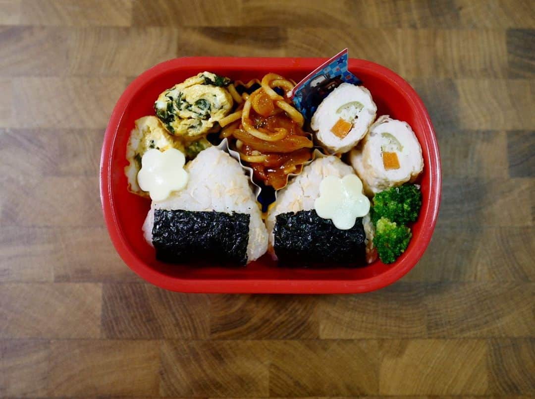 のインスタグラム：「7回目のお弁当。マヨの上にブロッコリー乗せたら食べる？って聞いたら「うん」って。 結果🥦1つと、ささみの野菜チーズ巻きほぼ残してた！ スクール帰りにカフェに寄り道して、お弁当の反省会しました。何だったら食べるのー？とpinterest見ながら相談✨ ほぼアンパンマンとか、ピカチュウとか、顔があるの。笑 可愛いのが良いみたい✨ なるほど。 . . . 夜はちらし寿司にしようといくらを購入。いくらをリュックに入れると聞かなくて、持ってた保冷剤と一緒に入れた。リュックからいくらを出す息子。笑 . . . 次回は顔があるお弁当だな！ . . . #みさこクッキング  #お弁当 #みさ弁 #ささみチーズ野菜巻き #なすとソーセージのトマトソースパスタ #シャケおにぎり #つるむらさきの卵焼き」