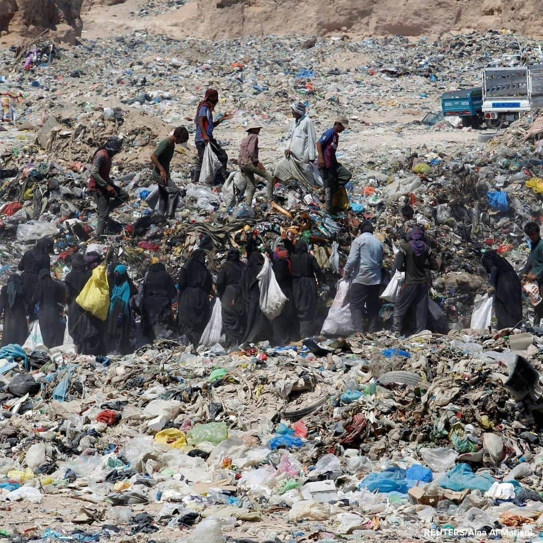 ABC Newsさんのインスタグラム写真 - (ABC NewsInstagram)「People collect recyclable garbage at a dump in Najaf, Iraq. #recycling #garbage #iraq」9月1日 20時12分 - abcnews