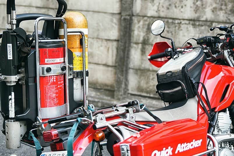 ヤマハ バイクさんのインスタグラム写真 - (ヤマハ バイクInstagram)「👨‍🚒人命救助のためのスーパーセロー👩‍🚒  東京消防庁には人命救助や消火活動を行うための二輪車部隊が配備されている。ヤマハ・セロー250をベースにした消防活動二輪車、通称「クイック・アタッカー」である。  クイック・アタッカー隊が創設されたのは1997年のこと。95年に発生し、各地に甚大な被害をもたらした阪神淡路大震災の教訓からである。地震によって建物が崩壊すると瓦礫などが散乱して道路をふさぎ、車だけでは充分な対応ができなくなるからだ。  隊員には普通自動二輪免許でもなれるが、学科と実技の厳しい試験をクリアし、約3週間の実技研修を受ける必要がある。実技試験では一本橋やスラローム、8の字走行といった基本的なことを実車で行う。研修ではいわゆるオフロードライディング的な訓練もあるが、装備があるのであまりアクロバティックなことはしない。安全確実に現場へ向かうことが大事だからだ。また、出動も安全上の観点から日の出から日没までと決まっている。  人命救助という崇高な目的のために少しずつ距離を刻むクイック・アタッカー。その存在はセロー250に乗るすべてのオーナーに誇りを与えてくれるのではないだろうか。  #防災ライダー #防災の日 #セローはいいぞ #スーパーセロー #クイックアタッカー #serow250 #セロー250 #yamahaserow #yamahaserow250 #YAMAHAが美しい #東京消防庁 #消防活動二輪車   ⭐︎プロフィール欄のリンク先から「クイック・アタッカー」についての記事を読めます！」9月1日 20時19分 - yamaha_bike