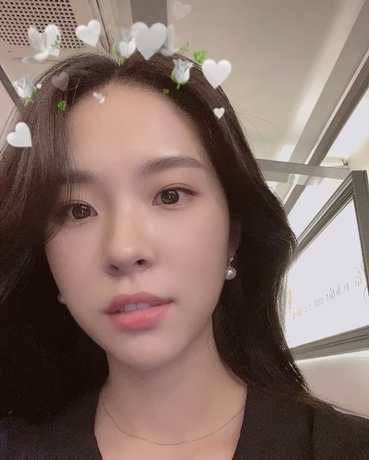 ソ・ウンスのインスタグラム：「웃자 읏쨔 🤍🕊🌿」