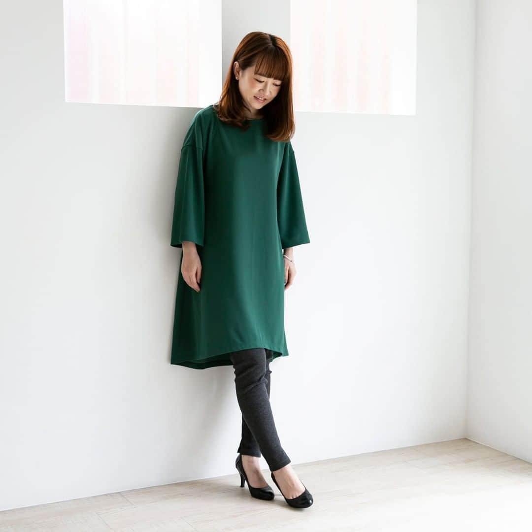 のインスタグラム：「. ＼おうちのおしゃれを楽しみましょう／ ＜特集＞秋に着たい、いつも服  まだまだ暑い日が続く中、 気が付けば少しずつ日が短くなり、 秋の気配が感じられる今日この頃。  ふだんの着こなしに、 秋らしい落ち着いたカラーや 季節を感じる生地などを取り入れて、 着心地よく、おうちのおしゃれを楽しみましょう。  ---------------------------------- 裾がゆれるチュニック ----------------------------------  後ろの裾が揺れる長めのチュニックワンピースは、 少しハリのあるポリエステル素材で、 きれいめに着こなせる1枚。 歩くたびに裾がゆれ、自然と気持ちが弾みます。  袖の広がりが手首を華奢に見せてくれるのも うれしいポイント。 ストレッチ性のある素材や、さらっとした生地感、 そして生地の裏側も肌あたりが良く、 着心地よく着られます。 レギンスやタイトなパンツを合わせて 着こなしを楽しみましょう。  --- ストレッチアムンゼンチュニック　[9,000 円+税] 品番：HK0A1303（オンラインショップ商品コード：SIM-2227） ----  ▼詳しくはプロフィールのリンクから @yutorino_kukan  #秋服 #ファッション #ウェア #新商品 #ワンピース #エプロン #デニム #いつも服 #おうち時間 #stayhome #ゆとりの空間 #オンラインショップ #栗原はるみ #栗原心平 #特集 #プレゼント #yutorino_kukan #yutorinokukan #gift #present」