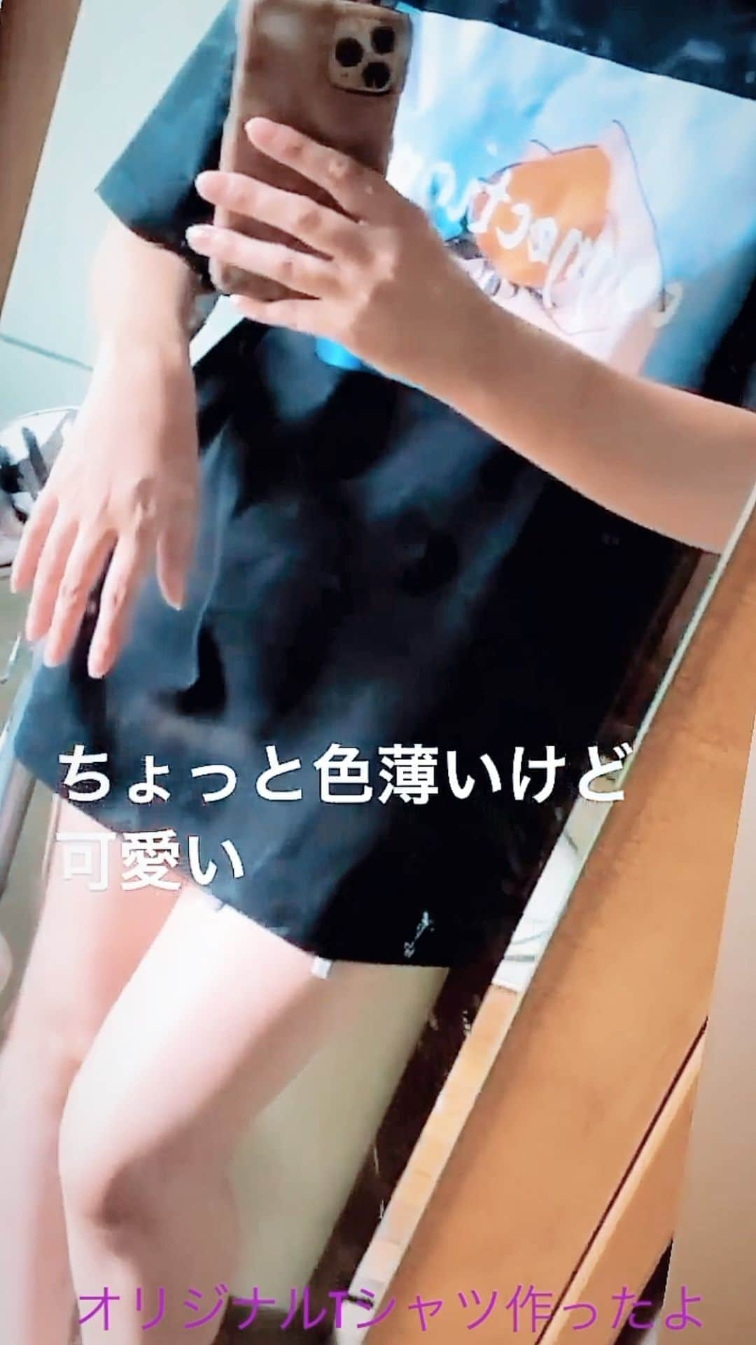 のインスタグラム：「T-shirt designed by me  オリジナルTシャツ作ったよん！  エモ可愛い感じ。  メンズLでオーバーサイズ  Tシャツワンピース作りたかったけど、ワンピースのサイズ展開はなかったので、ユニセックスで、男女兼用に！ビックTシャツ！  いちごちゃん🍓  @c.h.a.t.a.13   #オリジナルTシャツ　#エモい　#モード #韓国ファッション #mensfashion #ladiesfashion  #原宿ファッション #オーバーサイズ #制作 #ファッション #ストリートファッション #カジュアル #ユニセックス #artist #メンズファッション #tシャツワンピ #太もも#オリジナルデザイン #可愛い #生足#streetfashion #cool #ブラックコーデ #fashion #kfashion #tshirt #ootd #鏡越し #art #韓国   @icebreaks_2016  お手伝いいただいた企業様↑」