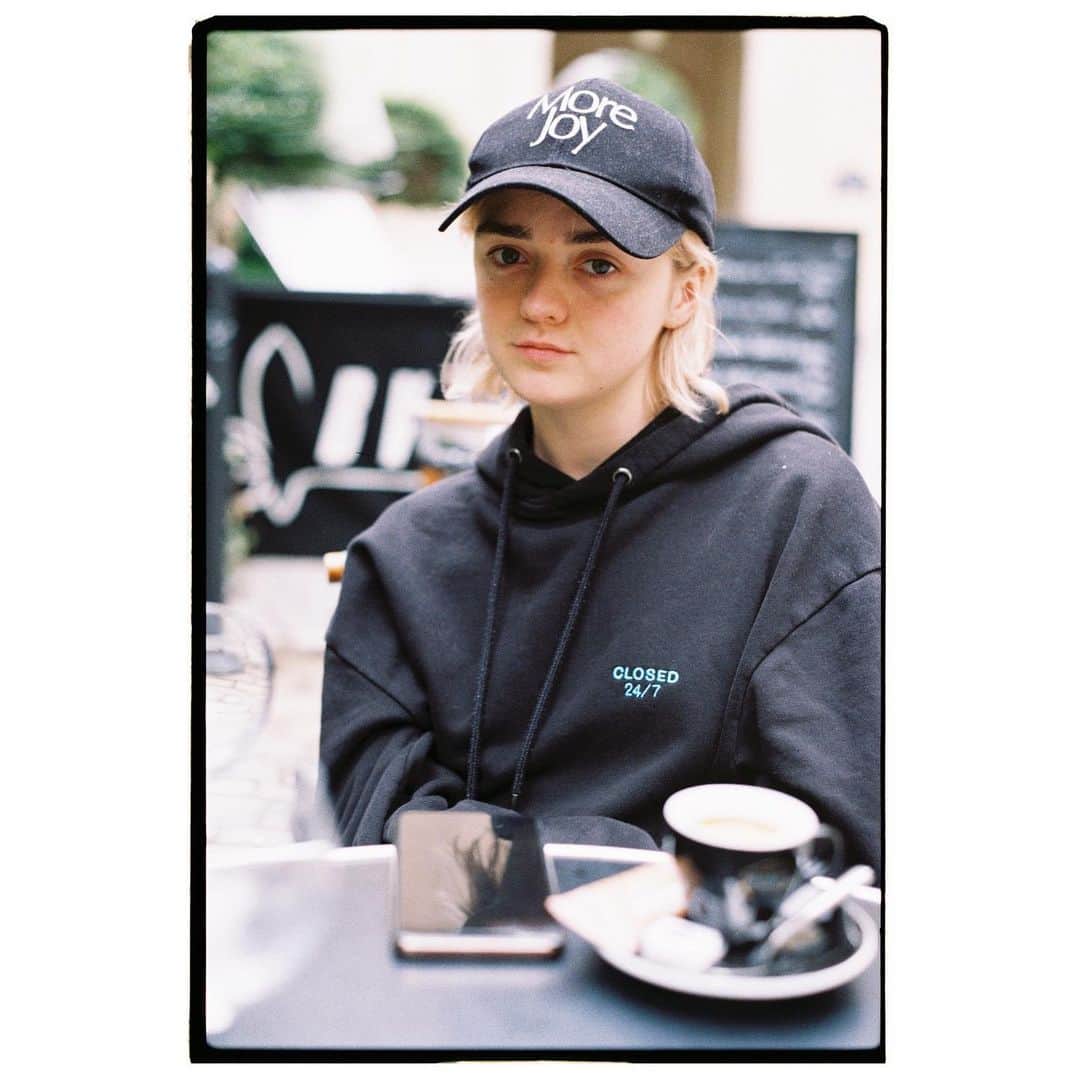 メイジー・ウィリアムズのインスタグラム：「me and my inner saboteur」