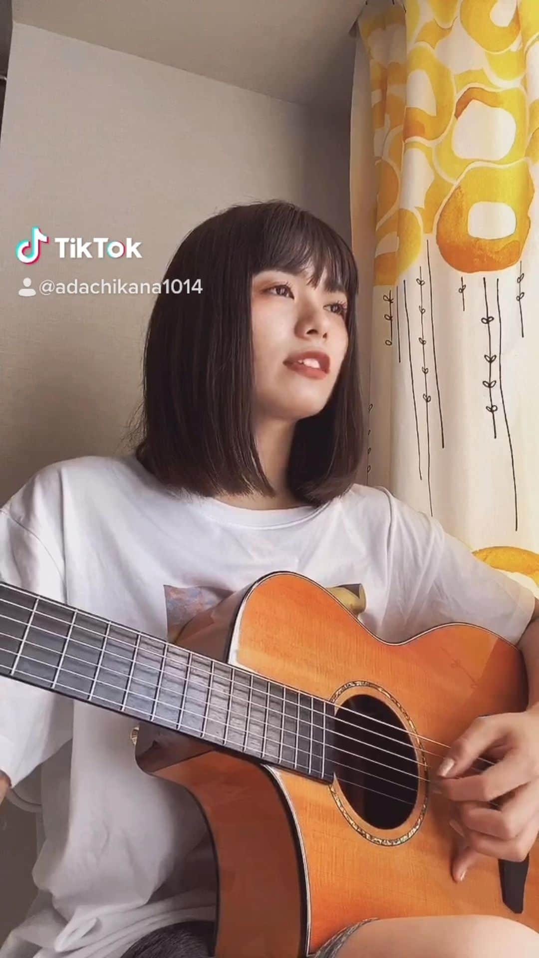 足立佳奈のインスタグラム：「#朝になったら削除します　 弾き語りしてみたよっ☺︎☺︎🧡  TikTokにロングバージョンあるよ〜。」