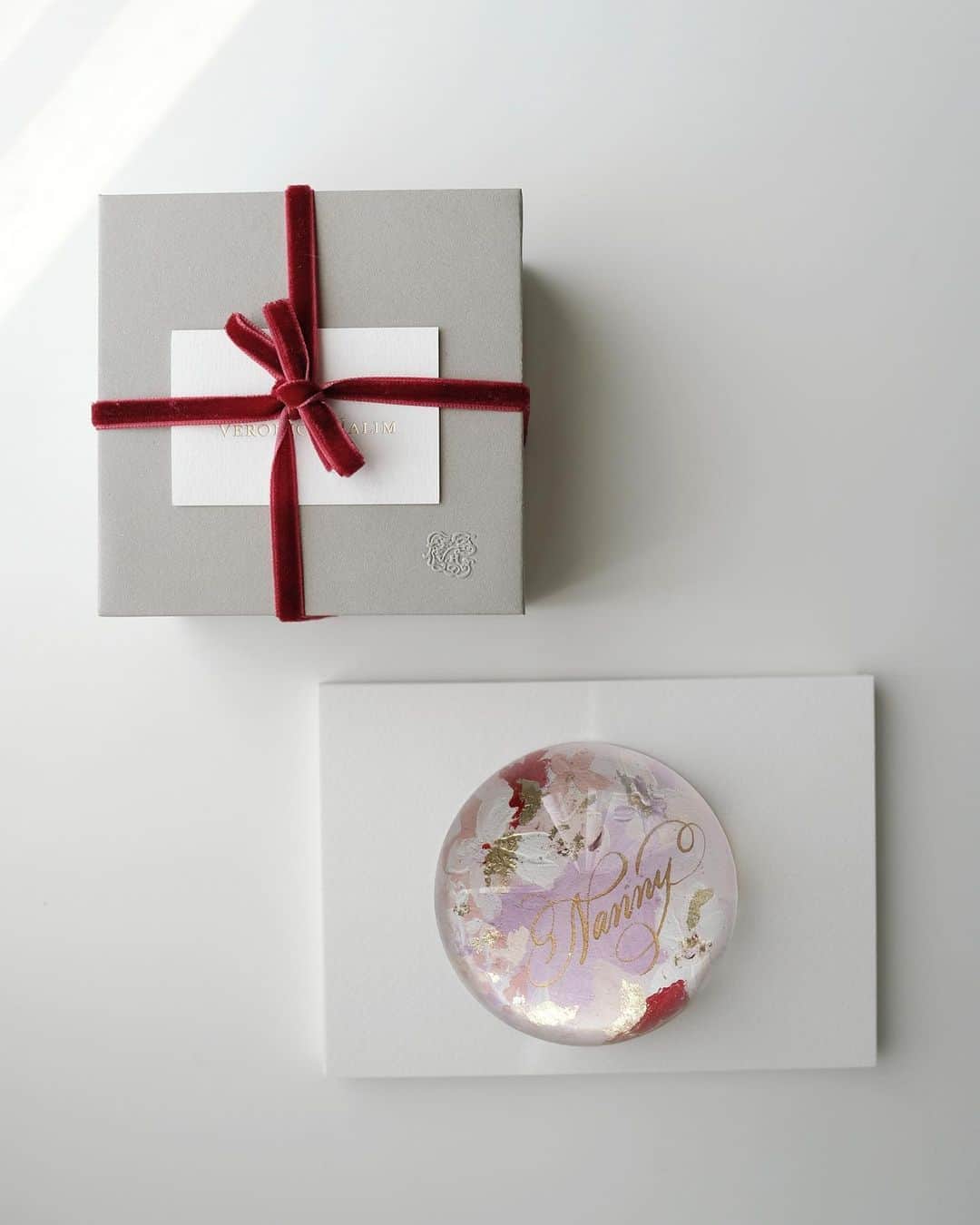Veronica Halimさんのインスタグラム写真 - (Veronica HalimInstagram)「Something red and blush with a touch of gold, personalized for 50th anniversary gift — #truffypi #paperweight #domeproject #glasspaperweight #personalizedgift #handpainted #painting #madetoorder #mixmedia  #calligraphystyling #tabletop #stationery #カリグラフィースタイリング  #artobject #luxurygift #bespokestationery #bespokegift  #calligraphy #artisanmade #anniversarygifts #カリグラフィー　#カリグラフィーデザイン」9月1日 20時14分 - truffypi