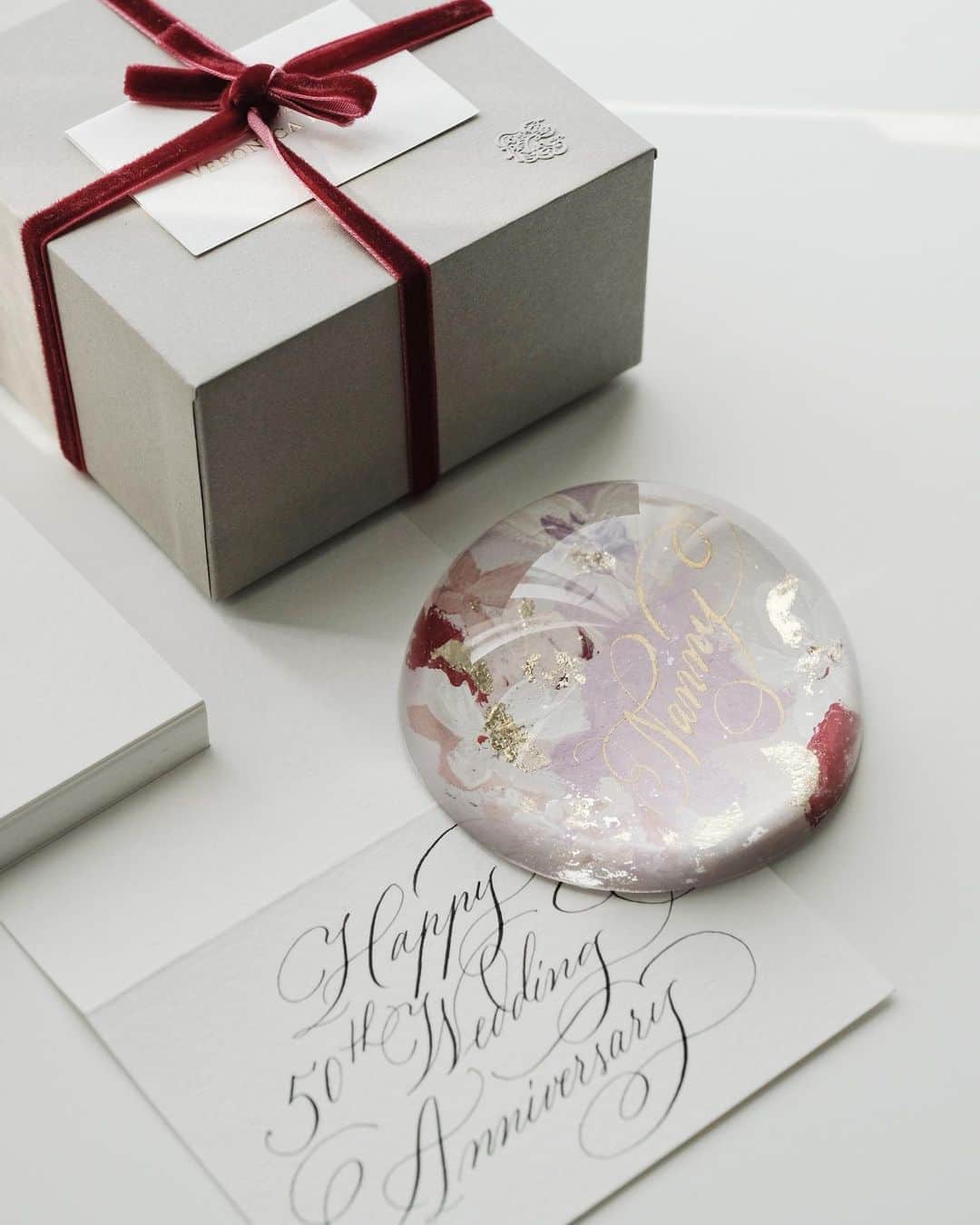Veronica Halimさんのインスタグラム写真 - (Veronica HalimInstagram)「Something red and blush with a touch of gold, personalized for 50th anniversary gift — #truffypi #paperweight #domeproject #glasspaperweight #personalizedgift #handpainted #painting #madetoorder #mixmedia  #calligraphystyling #tabletop #stationery #カリグラフィースタイリング  #artobject #luxurygift #bespokestationery #bespokegift  #calligraphy #artisanmade #anniversarygifts #カリグラフィー　#カリグラフィーデザイン」9月1日 20時14分 - truffypi