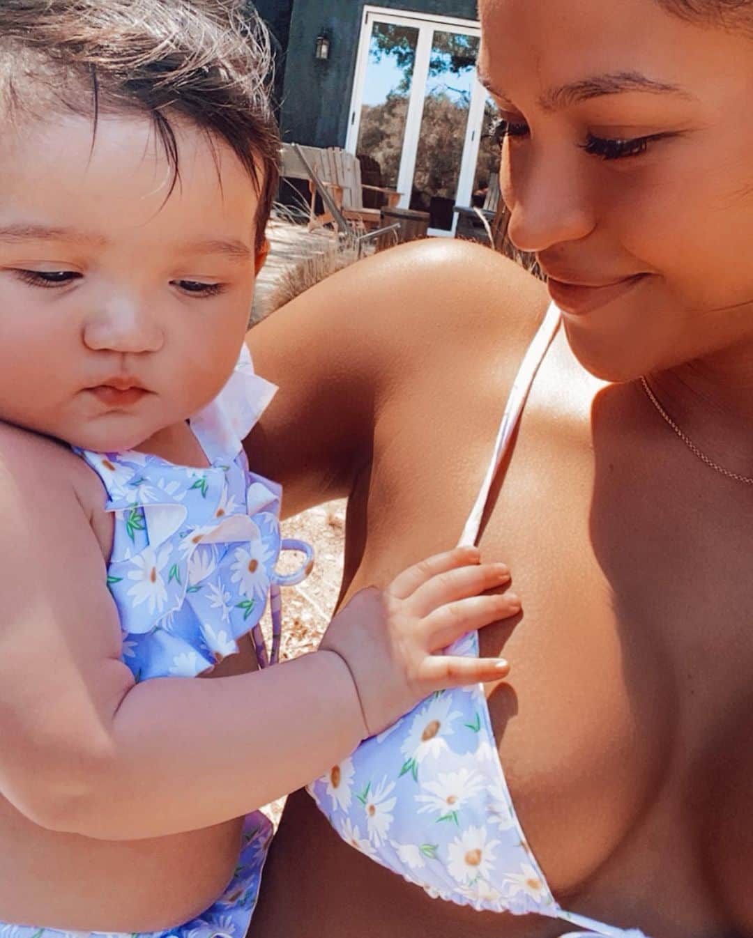 cassieのインスタグラム：「I can’t explain the amount of unconditional love and adoration that I have for my family.  I wake up everyday so thankful and happy to have my own. I will never take it for granted and will always feel honored to be able to experience this kind of love. Slowing down and simply enjoying each other has been a motto for us. We don’t need a lot, everything we need is right here. We finally took a much needed road trip for our 1 year anniversary. It was Frankie’s first overnight stay away from our home and she loved it. I enjoyed every moment of it. We decided that despite the times, if we can create a safe way to travel, we’re going to do it more often and take in all of the goodness that comes with it. More adventures to come... ♥️ The Fine’s 👙🏡🌵🏓🌳⛰」