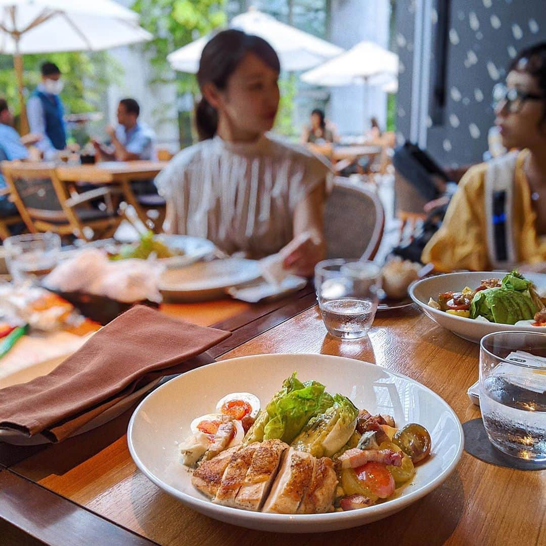 稲川千里さんのインスタグラム写真 - (稲川千里Instagram)「. . さおちゃんとつーちゃんと🥗 . エナと1ヶ月違いのそあくんにやっと会えたよ👶🏼💕 可愛いかった〜😍 ニナがさおちゃんのことを見て"ププいないねぇ"と言っていてびっくり🐶笑 今日初めて1人で2人を連れてランチに来たけれど、これはまだハードルが高いと思いました😂 だって何の会話したかよく覚えてないよー🥺 . オークドアにしたんだけど、ソーシャルディスタンスを守るために席に人数制限があったりテーブルが少なくて全ての扉が開いていたり徹底されていました🙏🏻✨ . #子連れランチ #サラダランチ #オークドア #grandhyatttokyo #テラスランチ #姉妹ママ」9月1日 20時17分 - chiicamera