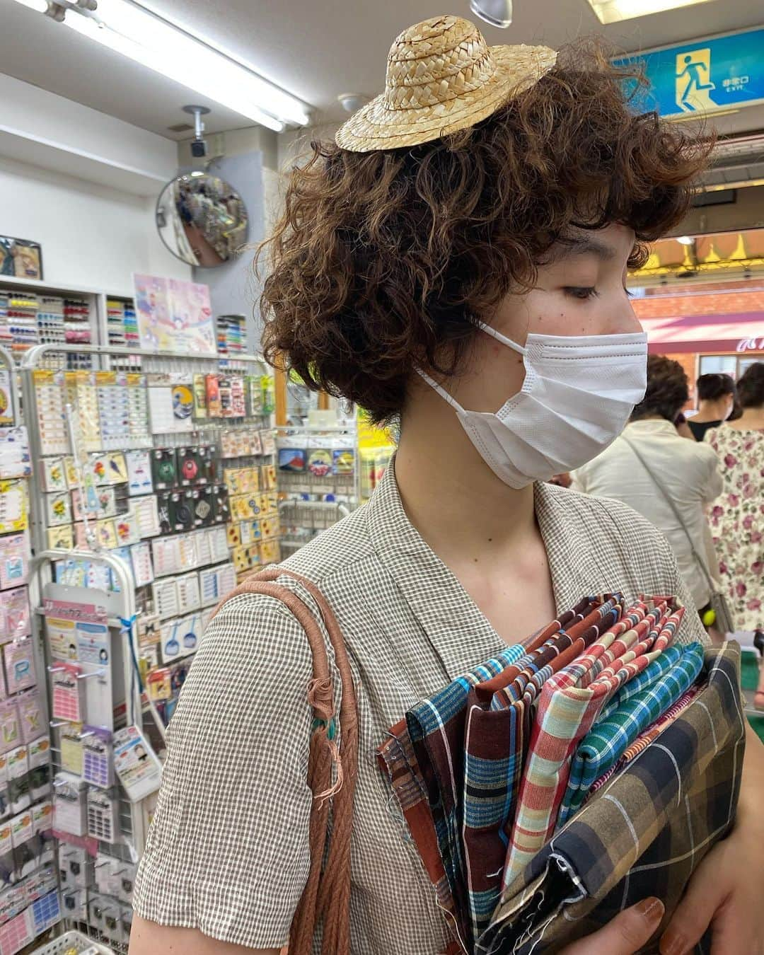 柴田紗希さんのインスタグラム写真 - (柴田紗希Instagram)「大好き❤ よーじとりょぴと また新しいのの調査行ってきたよ！ あっつあっつの日、1日3人で大汗かきながら頑張ったぜい。 可愛いの、作るどー！！！  次は何を作るでしょーか？♡ 写真にヒントがちょい😚😚😚  さきとさきはよーじに必死に着いていくんや💪🏻 可愛いのん見つけると最高に嬉しい楽しいワクワク！」9月1日 20時18分 - shibasaaki