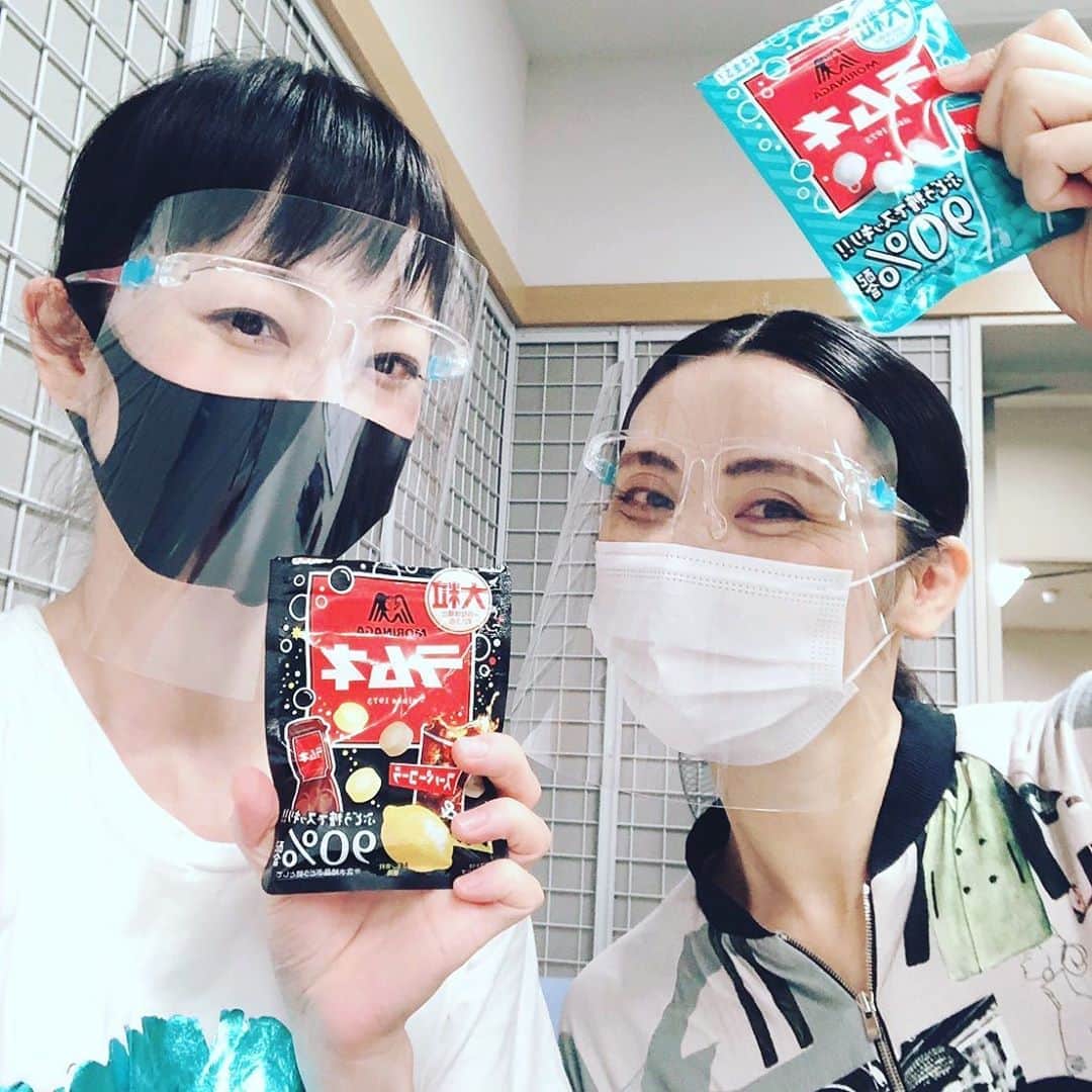 緒月遠麻さんのインスタグラム写真 - (緒月遠麻Instagram)「☺︎ お姉さま方は ぶどう糖を 美味しくとる😏  マスクとフェイスシールドで お稽古ずーっとしてるので まだ、 キャスト みんなの顔ちゃんと見た事ありません。笑  お隣の席で 仲良くしてくれる #遠山景織子  さん  ママ友♡  #ぼくらの7日間戦争」9月1日 20時28分 - toma_ozuki