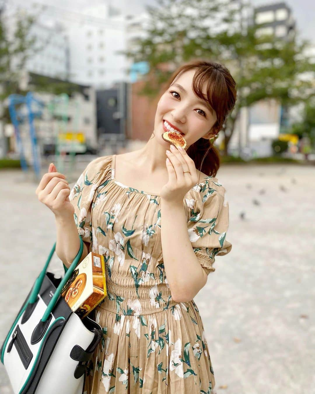 岩根沙恵子?さえみるさんのインスタグラム写真 - (岩根沙恵子?さえみるInstagram)「🥮東京駅八重洲口ギフトパレットで買える！私の好きなものランキング🍌💓 載せきれないので勝手にランクつけてみました✌︎🤣 . たくさんのお店がありますが、今回はプレシャスデリ東京で買えるもののみご紹介です。 . 私がリピしたいものをご紹介🌷 第３位💡 ＼日本橋 玉ゐ／ 大人気！老舗の穴子弁当！ 食べログの評価も高いお店の穴子がなんと新幹線やお家であっためて食べられる🤤！ 紐を引っ張ってほかほかに♡ ほかほかの穴子、しそもきいてて美味しすぎます！ --------------------------------- 第２位💡 ＼きみのまま／¥270 東京駅初登場！ 卵をたっぷり使用したバウムクーヘン。まさに卵焼きのような食感。 というかほぼ卵焼き。 １ホールだと¥1728ですが、カットでも売っているから嬉しい😆 --------------------------------- 第１位💡 ＼瑞花 うす揚げ(青のり風味)／ もうこれは必ずリピ！ 今回お願いをしてキヨスクにいれてもらったそうです🥺💖 クイーンズ伊勢丹と百貨店、それから瑞花の直営でしか買えません！！ 新潟から直送👏 美味しすぎて一瞬って食べちゃいました！ 似てる商品は食べたことがありますが、ぜーんぜん違う！💓 ごくうすの生地で、口に入れたら溶ける•••🤤 他にもチーズ味や柚子胡椒味、枝豆味やえび味もあって、つまみにもなるのでまた買いにいきます！！ --------------------------------- 最後に•••番外編💡 ＼東京ばな奈 ブリュレタルト／ キヨスクと東京ばな奈のコラボ商品です。東海キヨスク限定品。香りも味もバナナ〜！東京ばな奈とは全然違う味☺️タルト生地の中にバナナカスタードの香りのクリームとカラメルソース、炎で炙ってパリパリっとしたブリュレに✨ お土産に適していますね♪ . また食べたいものも多いし、気になっているものも多いし🥺💖 東京駅で私の出没情報が出そうです😂♡ . #東海キヨスク #東京ギフトパレット #GIFTKIOSK東京ギフトパレット#PRECIOUSDELITOKYObyKiosk #プレシャスデリ東京 #お土産 #東京みやげ #デリ #キヨスク #新幹線弁当 #東京駅グルメ #東京駅 #東京駅土産 #東京駅限定 #ギフトキヨスク #東京駅一番街 #クイーンズ伊勢丹 #queensisetan #東京土産 #PR #とうきょう #定番土産 #jr東海 #八重洲口 #東京ばな奈 #日本グルメ #700系新幹線 #瑞花 #きみのまま #玉ゐ」9月1日 20時28分 - saemiltiii