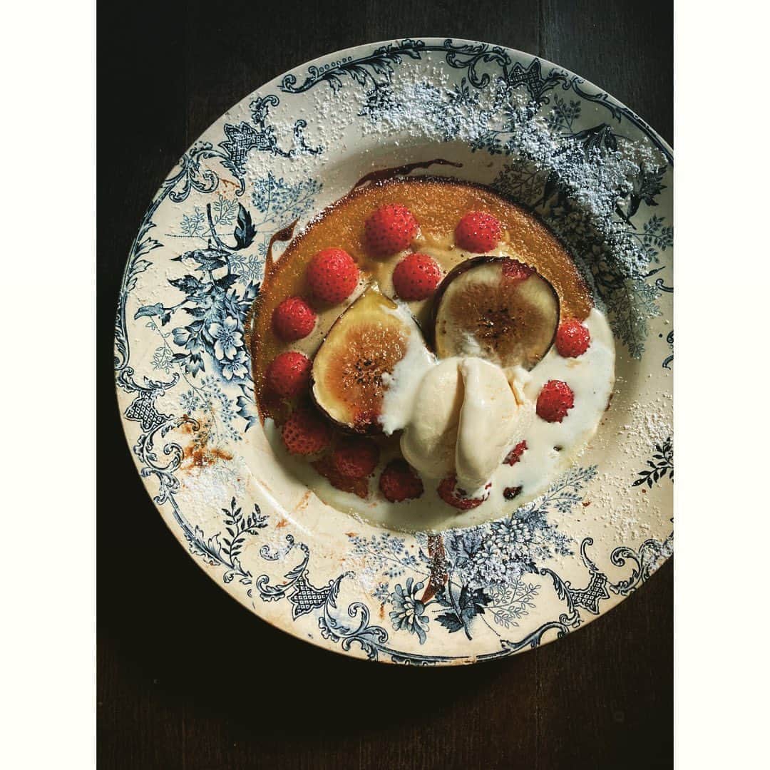 のインスタグラム：「put icecream on it ?  熱々の果物グラタン 夏の苺と秋の無花果。  アイスクリームは溶けても◯」