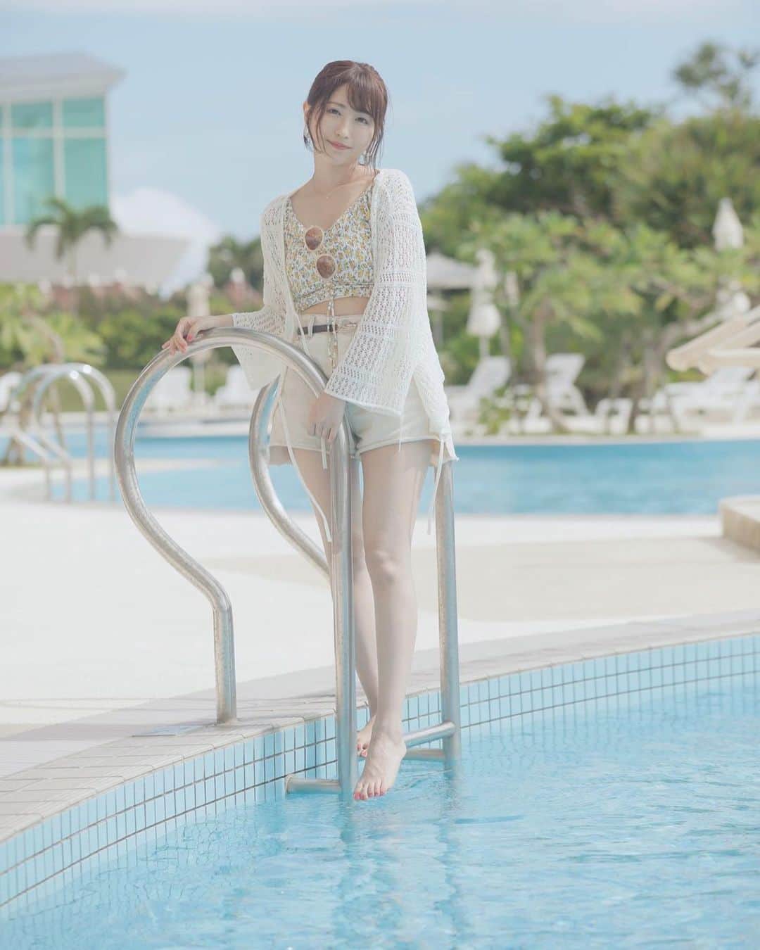 のインスタグラム：「🌻. . 今日でアイドルを卒業してちょうど1年💭. . 長いような短いような、、？. . . みんなから今の小桃音はどう見えてますか？. .」