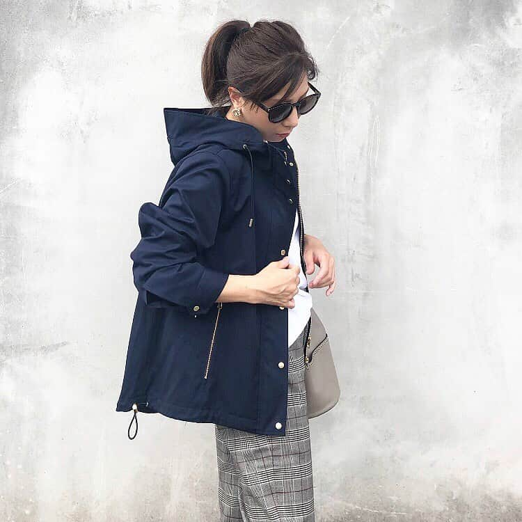 chiyo1173さんのインスタグラム写真 - (chiyo1173Instagram)「・ 本日9月1日(火)22:00〜 @kuumfashion × chiyo 撥水マウンテンパーカー の予約販売での再販を開始させて頂きます。 ・ ・ 昨年の秋に販売させて頂き、 大変ご好評頂いたマウンテンパーカー。 何度か再販させて頂きましたが、 未だに再販リクエストも頂いておりまして どうもありがとうございます🙇‍♀️ ・ ・ 再販の度に完売で ご購入出来なかったという皆様には 残念な思いをさせてしまいましたが、 今回は受注生産での再販となりますので 沢山の方のお手元にお届け出来るかと思います。 ・ ・ ✴︎✴︎✴︎✴︎✴︎✴︎✴︎✴︎✴︎✴︎ ・ 【撥水マウンテンパーカー】 ✔︎ベージュ、ネイビー  Fサイズ 広がりすぎないほんのりAラインと 後ろ下がりのシルエットで 前後、サイドどこから見ても綺麗に着て頂けるように。 そして、自然と立ち上がるような フードの作りにもこだわりました。 ゴールドの金具をアクセントにして、 大人なマウンテンパーカーに仕上げました。 ・ ✴︎✴︎✴︎✴︎✴︎✴︎✴︎✴︎✴︎✴︎ ・ ・ 受注期間は9月7日(月)10:00まで お届けは10月中旬の予定です。 季節の変わり目に活躍してくれるマウンテンパーカー どうぞ宜しくお願い致します。 ・ ・ #kuumfashion #クウム」9月1日 20時26分 - chiyo1173