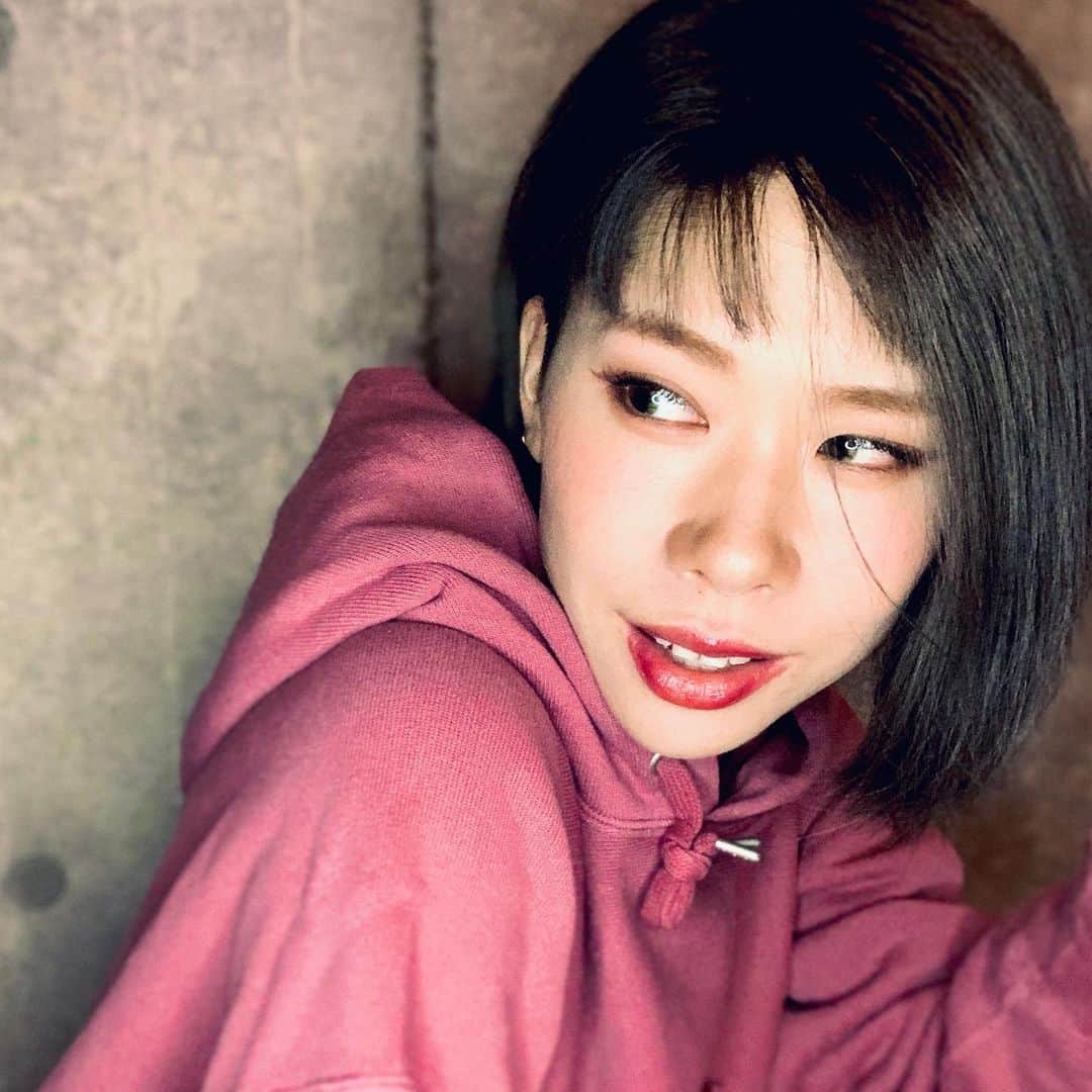 ichigoのインスタグラム：「ヘアスタイルチェンジしました☻ 秋っぽく落ち着いた〜 ここからシャンプーのたびに色落ちして明るくなっていきます。 色が抜けたら、またピンクとかいれようかな😋」