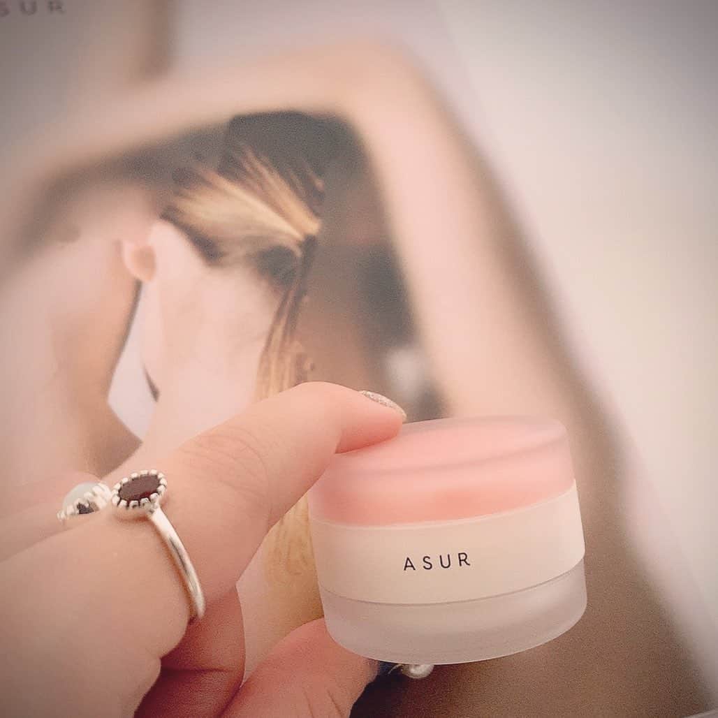 高嶋芙佳さんのインスタグラム写真 - (高嶋芙佳Instagram)「asur lip burm&perfume リップバームと練り香水がセットになってて、香水をつけ忘れがちな私にぴったり。持ち歩くのにちょうどいいサイズ感。ビジュアルかわいい。 #asur」9月1日 20時27分 - fu__ka_2