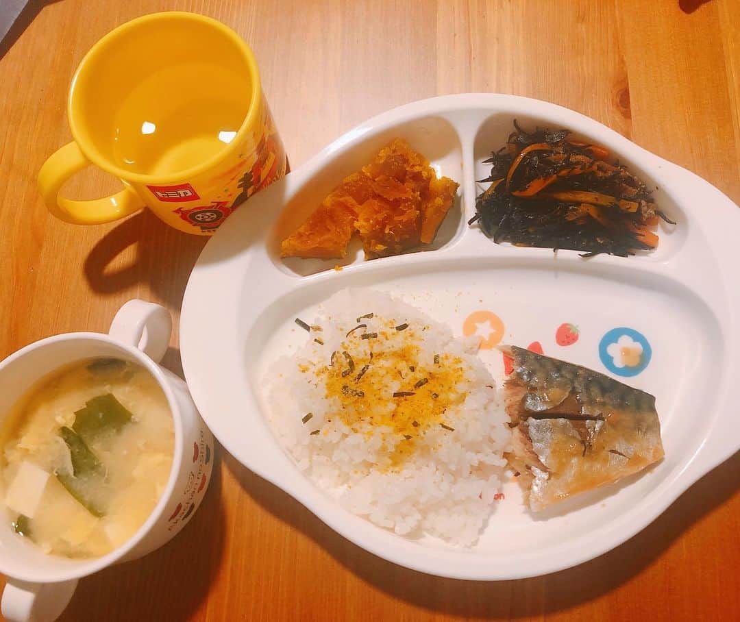 ぽこのインスタグラム：「家にある物でご飯作ったらほぼ煮物になってしまった😂 息子は生野菜一切食べません🍅 いつ食べられるかな〜🤔」