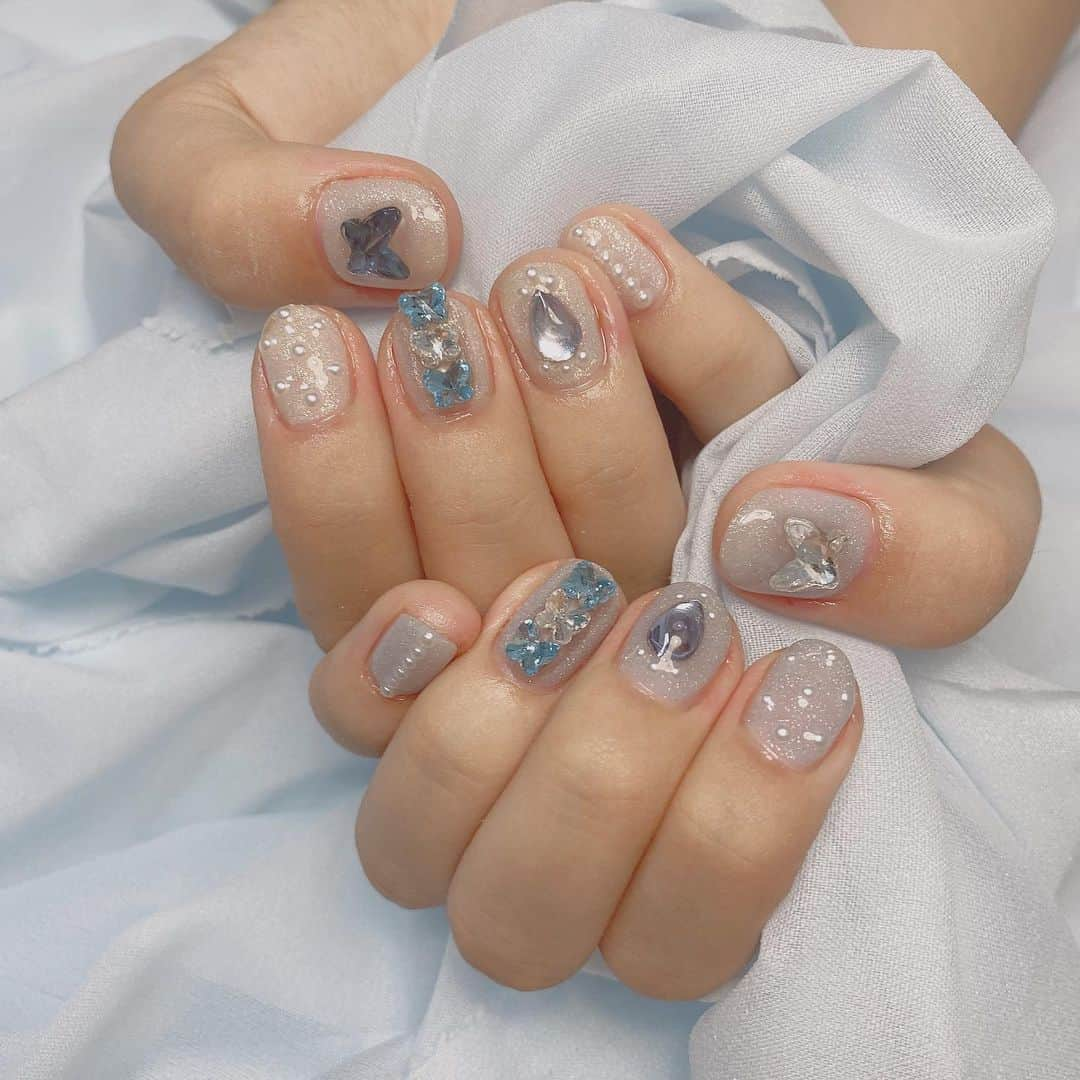 八木ひなたさんのインスタグラム写真 - (八木ひなたInstagram)「初めて水色っぽいネイルした💅 蝶々いるの！かわいい🦋」9月1日 20時32分 - yagihinata