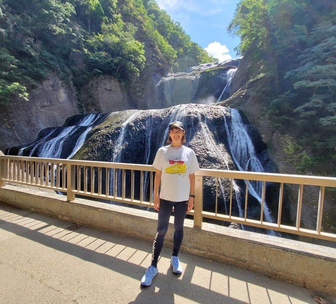 西谷綾子さんのインスタグラム写真 - (西谷綾子Instagram)「✴︎ 今日から9月🌾🍂 涼しくなるから もう少しウォーキング時間増やしていこー☺️❣️  安定期(5ヶ月)入る前までは ストレッチ・体調に合わせてウォーキング30分〜2時間🐾  安定期入ってからは ヨガ🧘‍♀️・筋トレも取り入れてます😊  もちろんお医者さんに許可を得て👨‍⚕️🩺 トレーナーさんにも相談して 無理のない範囲で🙆‍♀️✨  ずーーーっと身体を動かしてきたから やっぱり運動した後は 体調良く気持ちも前向きに🌿✨🥰  今の私にとって身体を動かすことはプラスの働き👼✨  #適度な運動 #安産のために #スタミナ #産後の回復 #マタニティ #初マタ #プレママ #妊娠6ヶ月 #安定期 #妊娠23週 #23w #ウォーキング #ヨガ #筋トレ #リフレッシュ  #自然 #癒し #滝 #空 #マイナスイオン #maternity #baby #walking #natural #yoga #newbalance  #撮影時だけマスク外してます」9月1日 20時33分 - ayako.nishitani