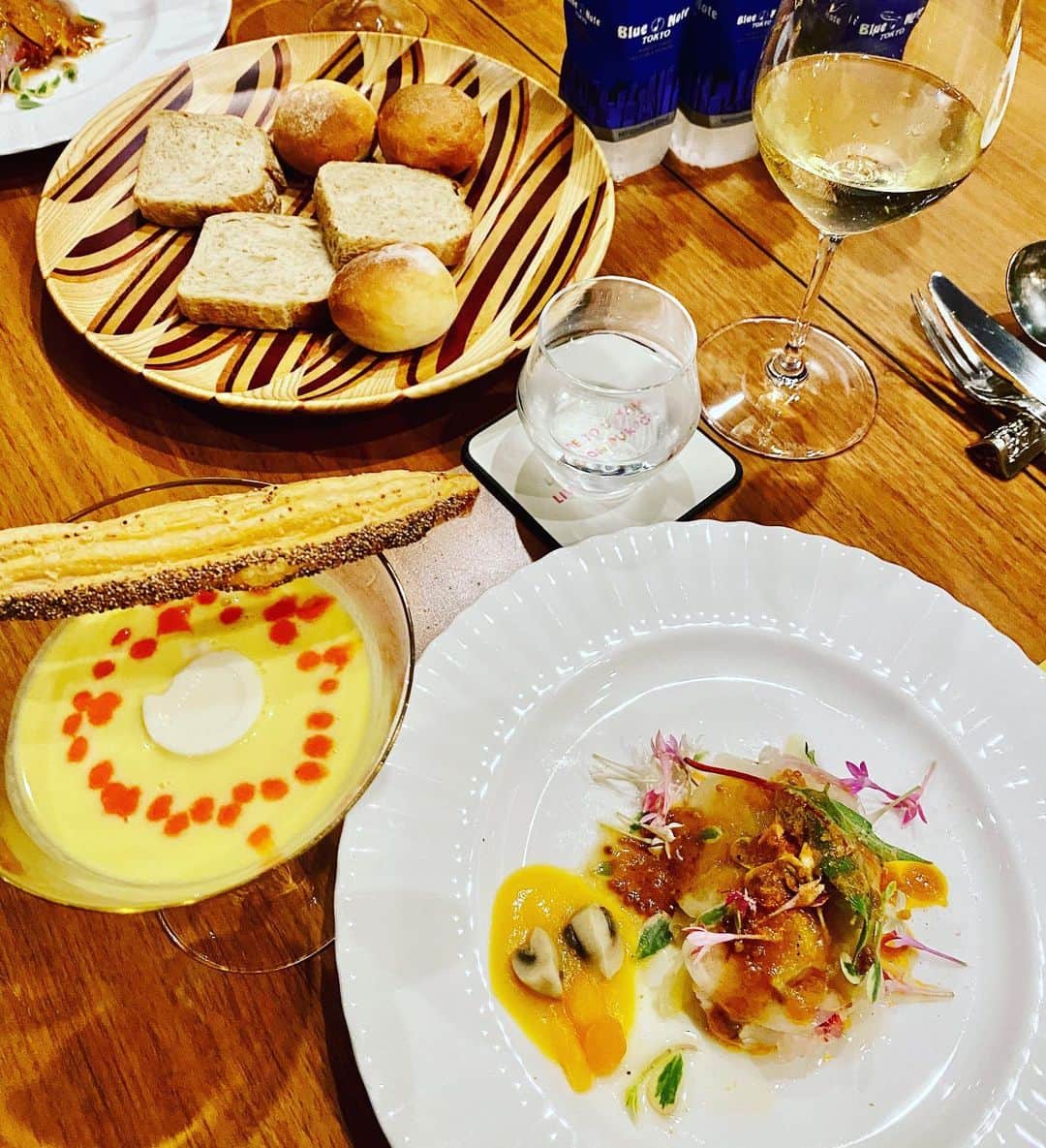 田中杏子さんのインスタグラム写真 - (田中杏子Instagram)「ブルーノート東京で楽しめるメニューが、自宅に届く「STAR TABLE」サービス、全国配送なのでオススメです。 . 料理済みのレトルトと、レシピガイダンスで、簡単フレンチディナーが完成します。しかも、美味しいの〜❣️ . 音🎵もついてきます😊 んでもって食器が欲しくなりました🤣 オススメです😘 . #akotanaka #bluenotetokyo  #startable」9月1日 20時47分 - akoakotanaka