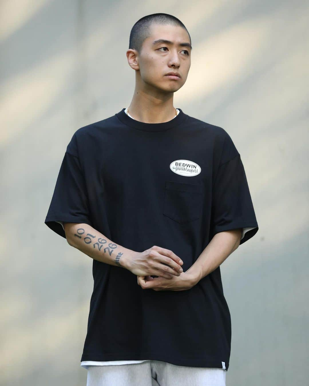 ベドウィンさんのインスタグラム写真 - (ベドウィンInstagram)「Discover our newest delivery on BEDWINTOKYO.COM  Brand new logo graphic created by @tyrsamisu has been printed on our new pocket tee “PIERCE”. As he believes in his creative presence with freedom and originality, the letter gives you simplicity and strong confidence.    パリでグラフィックアーティストとして活動をしている「Tyrsa」こと Alexis @tyrsamisu がBEDWINのためにデザインした新しいロゴをプリントしたポケットTee “PIERCE”。彼ならではの自由さとオリジナリティを駆使した新しいロゴは、シンプルかつあなたにさらなる自信を与えてくれる。  @bedwin_official #bedwinandtheheartbreakers」9月1日 20時39分 - bedwin_official