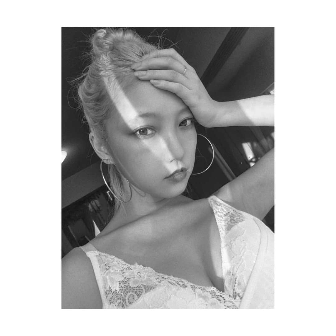 小林レイミのインスタグラム：「日々当たり前の事が伝わってないと痛感する毎日なので当たり前の事言いますが、 お仕事の窓口は私本人です🙂 ここ２年はそんな感じです🙂 意外と面白いと思ったらやるんでとりあえず聞いてみて下さいな🐉 ピンクの髪生かせるものも探しちゅう😗  #日本ではお洒落仕事以外も色々しました  #ビンタフルスイング #かき氷毒霧 #全身タイツ #ゆるすぎナレーション #monochrome #lingerie #snapshot #gymlife #fitgirl #fitbody #dietresults #films #dailylook」