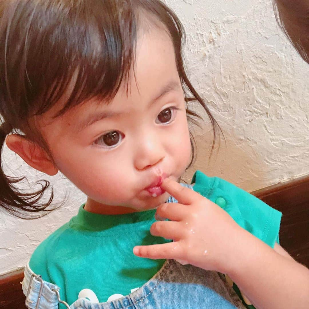 川畑ありささんのインスタグラム写真 - (川畑ありさInstagram)「お店ついた時👶寝てたから、寝起きでめっちゃ泣いててんけど、パフェ運ばれてきて泣き止んで、食べ始めたらご満悦でした🍨💕 その一部始終です。  パフェも美味しかった🍨♡ . . #arrowtree #アローツリー #thedays_of_nico」9月1日 20時55分 - princess_arisa