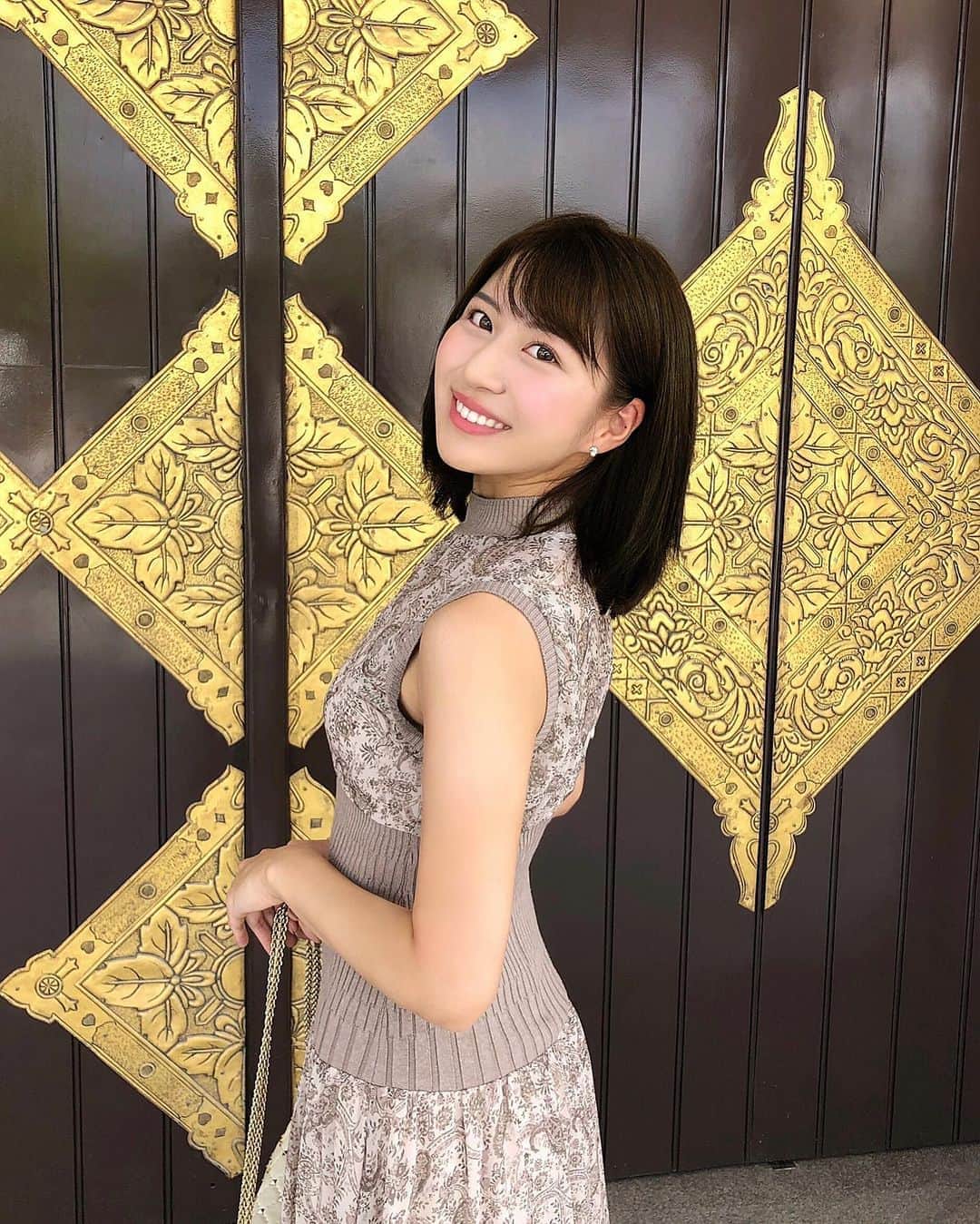 のインスタグラム：「🍁🧡💐 𝑩𝒆𝒊𝒈𝒆 𝒄𝒐𝒐𝒓𝒅𝒊𝒏𝒂𝒕𝒆♡ こんばんは😊 週末は仕事も兼ね、京都へ行ってきました🐾 . 以前、京都へ訪れた時のも載せていなかったので 混ぜながら しばらく京都Trip投稿🍒 お付き合い頂けましたら幸いです☺️🙏💘 . . 週末のコーディネートはこんな感じ👗 ほんのり秋を感じさせるベージュワンピ💕 ペイズリー柄とニットのコラボが可愛いです♪ . . 昨日の写真では髪をすごく短く切ったように 見えますがかなり上から撮っていたので 実際にはこのくらいになります🐶🧡 . . 9月もよろしくお願い致します🍁 . . Onepiece：#mercuryduo #マーキュリーデュオ Bag：#valentino #ヴァレンティノ Sandal：#zara #ザラ #ザラジョ . . #京都 #kyoto #kyotojapan #お仕事 #京セラ美術館 #京都市京セラ美術館 #美術館 #美術館好き #京都観光 #京都旅行 #ワンピースコーデ #秋コーデ #ワンピース #pr #ベージュコーデ #消えそうな色コーデ #ロングスカート #ペイズリー #ペイズリー柄 #withコロナ #gotoキャンペーン #思い出pic」