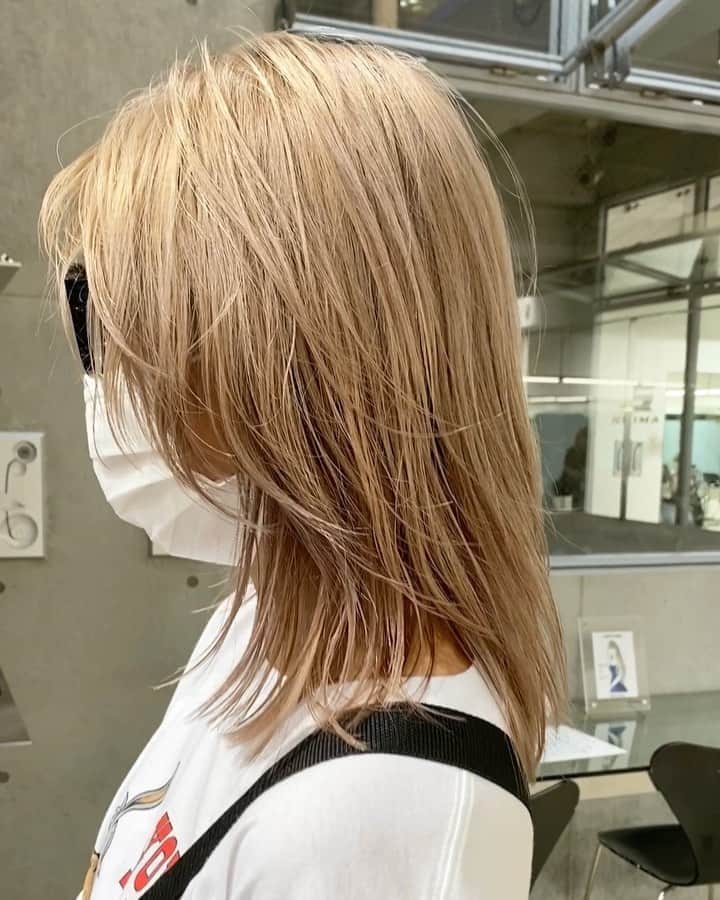 Sachiのインスタグラム：「Wrap LAYER & Beige (ブリーチmustです) . 顔まわりに軽やかに動く毛を作り 前からも横からも全部可愛くありたい。 ゆるくしばってアレンジしても可愛い。 . 最近こんな感じも好きです。 . ぬけ感がKeyです。 . #shima#hair #shima_sachi」