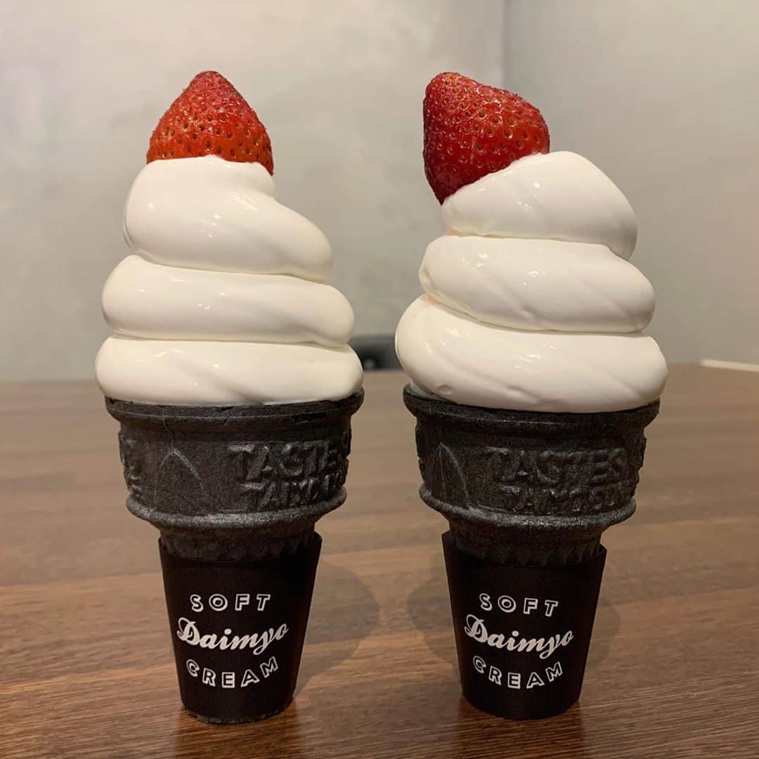 のインスタグラム：「【渋谷　MIYASHITA CAFE】 絵本みたいなかわいいソフトクリーム🍦 ㅤㅤㅤㅤㅤㅤㅤㅤㅤㅤㅤㅤㅤ 🏠#渋谷　#ミヤシタカフェ 🚶‍♂️渋谷駅(B1)徒歩3分 📖いちごショート(¥590+tax)×2 ㅤㅤㅤㅤㅤㅤㅤㅤㅤㅤㅤㅤㅤ  渋谷レイヤード2Fにできた福岡の大名ソフトの新業態。 ㅤㅤㅤㅤㅤㅤㅤㅤㅤㅤㅤㅤㅤ  めちゃミルキーなソフトクリーム！ 濃厚でクリームチーズみたいな味わい。 いちごが乗って見た目もかわいい。 サイズもちょうど良かった！ ㅤㅤㅤㅤㅤㅤㅤㅤㅤㅤㅤㅤㅤ ㅤㅤㅤㅤㅤㅤㅤㅤㅤㅤㅤㅤㅤ 店内は大テーブルで8人くらい座れる。 コンクリ壁がいい感じ。 ㅤㅤㅤㅤㅤㅤㅤㅤㅤㅤㅤㅤㅤ テーブルに置いて写真撮ってたら、包紙が下までなくてコーン直置きになってたから注意ね！ ㅤㅤㅤㅤㅤㅤㅤㅤㅤㅤㅤㅤㅤ これはおいしい！！！ オススメ！ ㅤㅤㅤㅤㅤㅤㅤㅤㅤㅤㅤㅤㅤ  RAYARD MIYASHITA PARK South2F  11：00～21：00（L.O.21：00）」