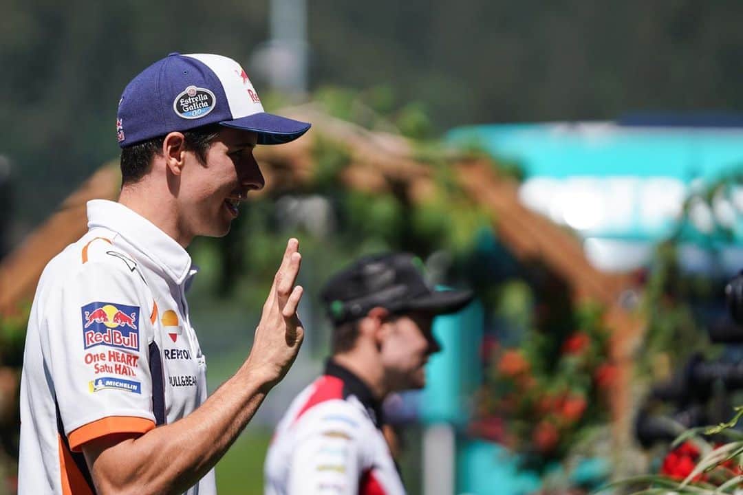 レプソル・ホンダのインスタグラム：「It was great to catch up with some of you on the green carpet at the Red Bull Ring. Stay strong, stay positive, better times are coming and we’ll be back smiling together at the track before you know it」