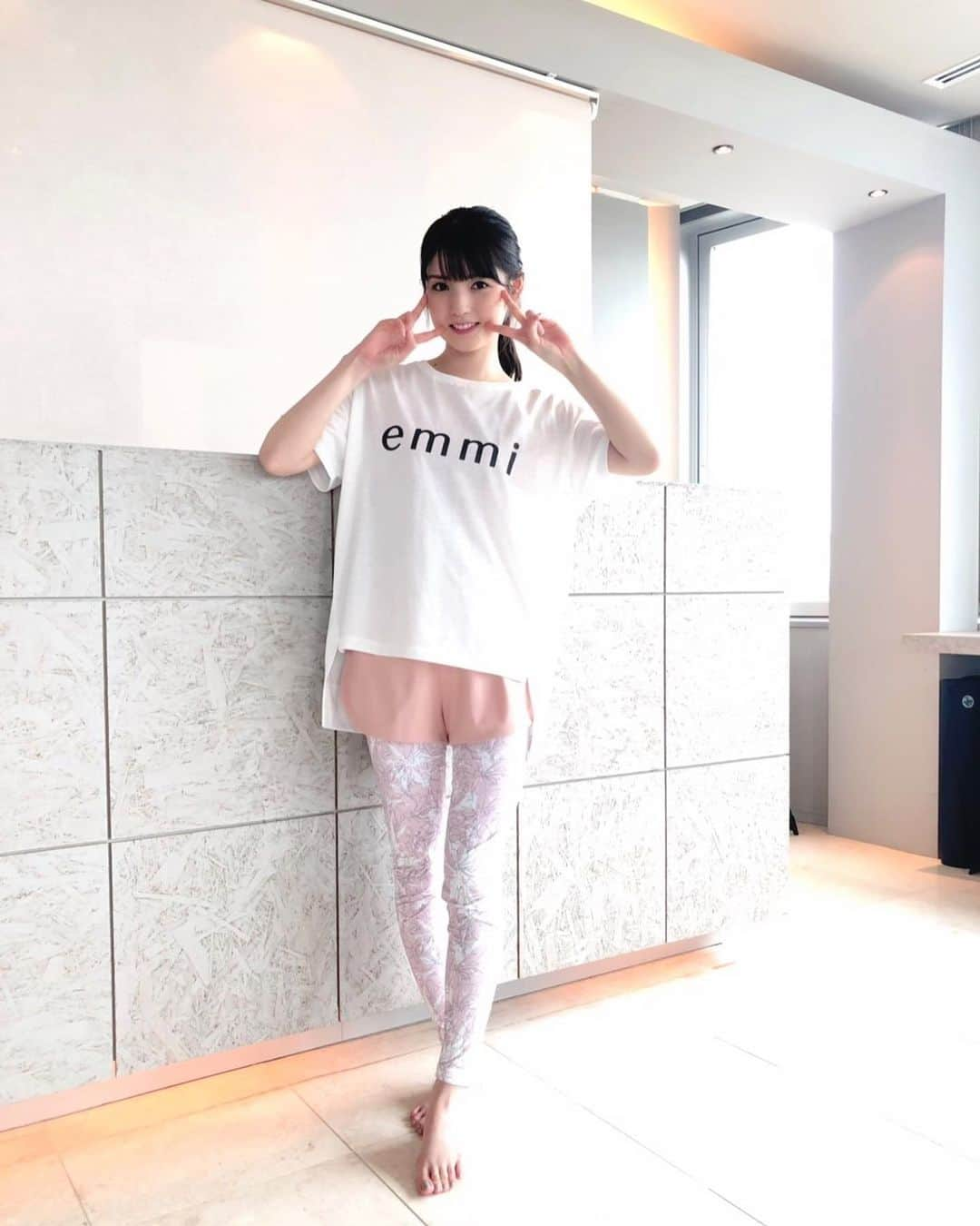 道重さゆみさんのインスタグラム写真 - (道重さゆみInstagram)「DVDロケでピラティスした時の衣装✨ Tシャツ @emmi.jp   レギンス @chacott_balance   ショートパンツは、H&Mです！  運動する時は格好が可愛かったり気に入ってたらやる気でるよね！！ リハーサルとかもその日のジャージやTシャツがなんかしっくりこんというか、、持ってきたはいいけどちょっと今日の気分じゃなかったかもー、、って思うとなーーんか体も一緒になって重たい気がするもんねっ💦 形から入ったり気持ちって大事だねー❤️  DVDお楽しみにです〜♩」9月1日 20時51分 - sayumimichishige0713