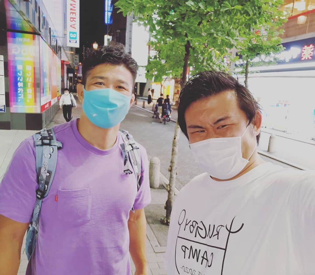 真壁伸弥さんのインスタグラム写真 - (真壁伸弥Instagram)「久々に4.5で酒。 もちろん飲み方はロック。 篠さんありがとうございました。  均さんも、トークありがとうございました。 #ラグビー #ウイスキー #ロック」9月1日 20時52分 - makaberian5