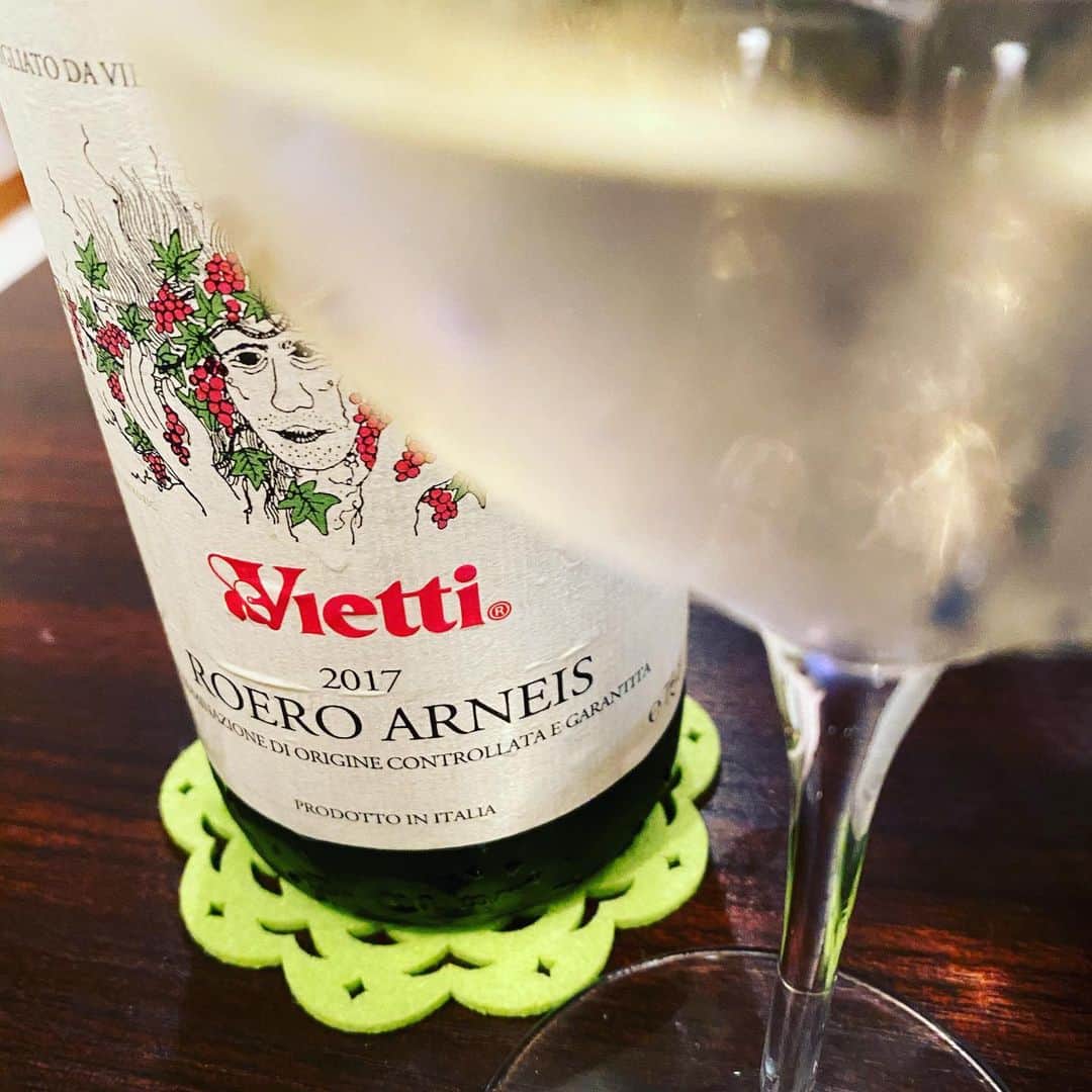 宮澤崇史さんのインスタグラム写真 - (宮澤崇史Instagram)「Viettiのarnesi 美味しい #arneis #vietti #2017 #bianco #vino #italiano #vinoitaliano」9月1日 21時03分 - vino_takshi