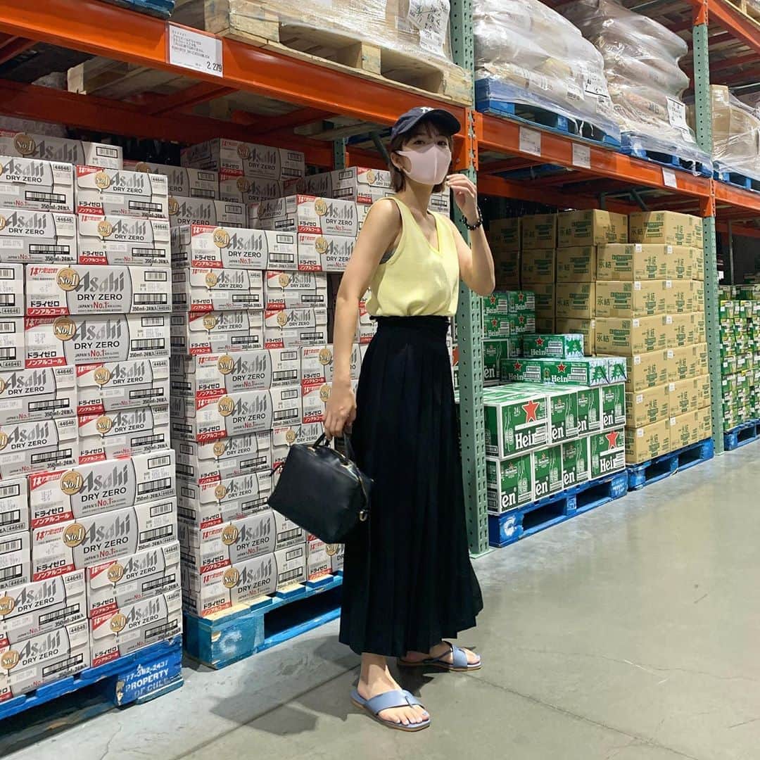 山本 絵里加のインスタグラム：「_ 水色の靴はブランドわからないけどzozotownで買った🕊 #コストコです #後ろビールの山ですが #酒屋ではありません #ootd#fashion#puu_fashion  #コーデ#サンダル」